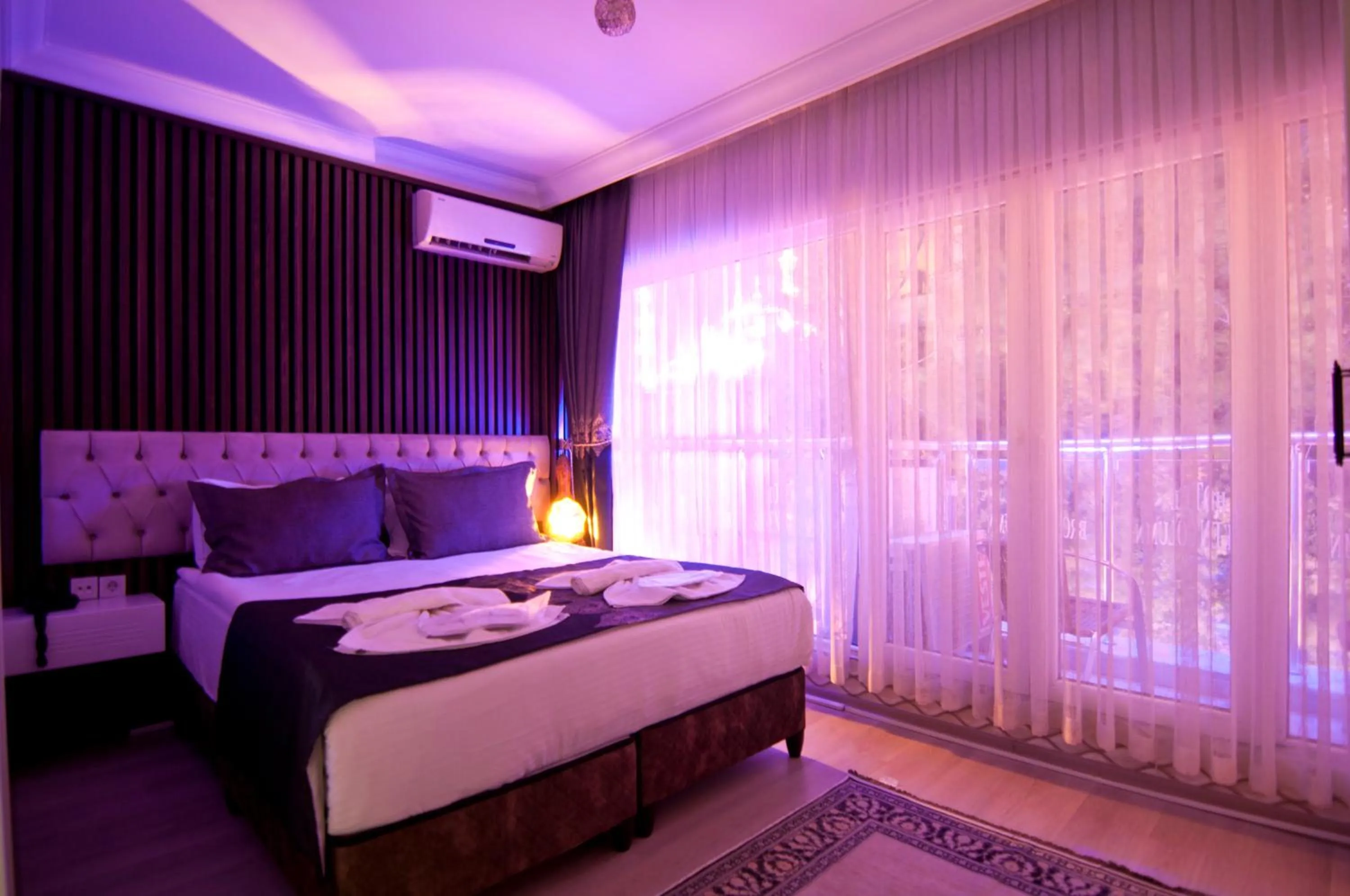 Photo of the whole room, Bed in Hotel Broken Column