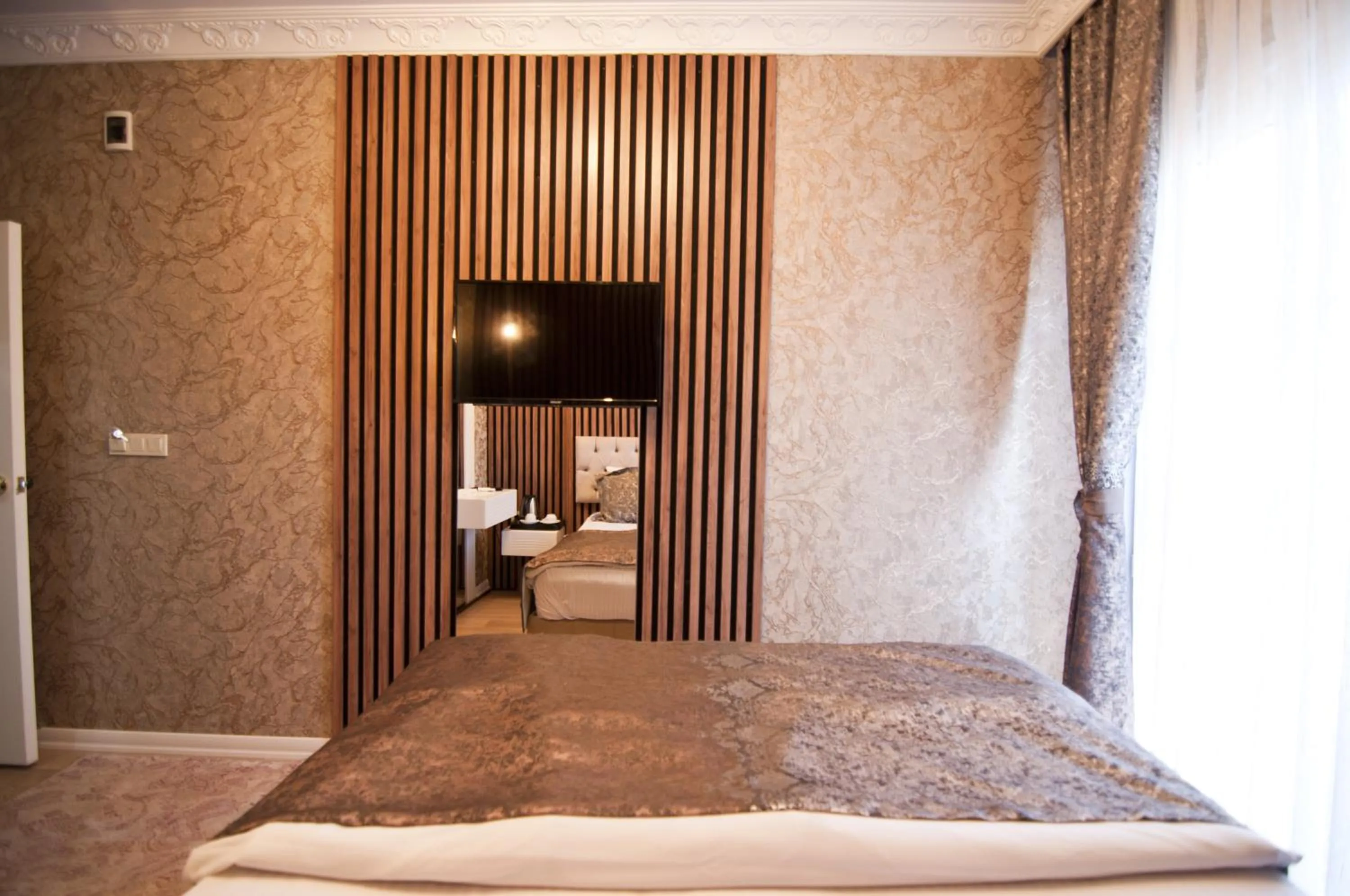 Bedroom, Bed in Hotel Broken Column