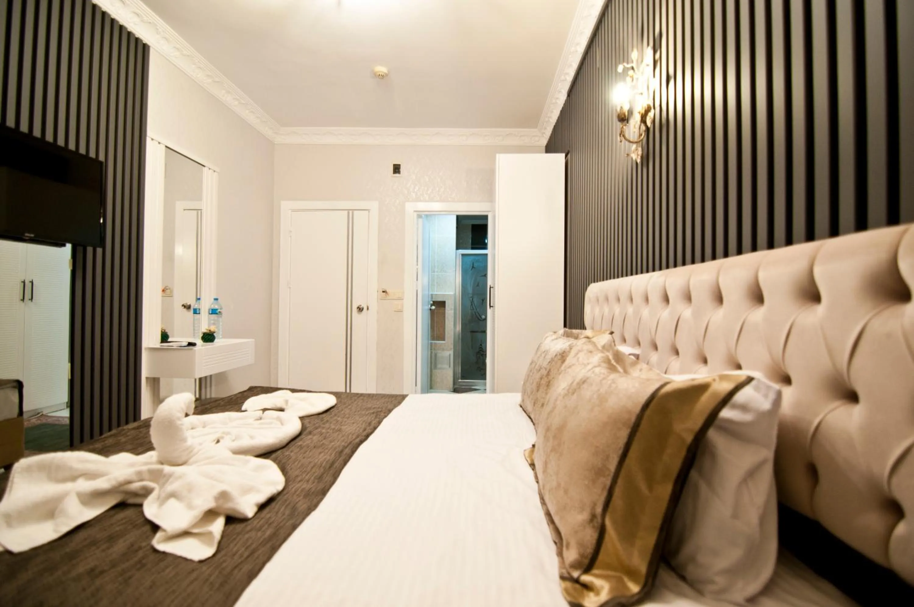 Photo of the whole room, Bed in Hotel Broken Column