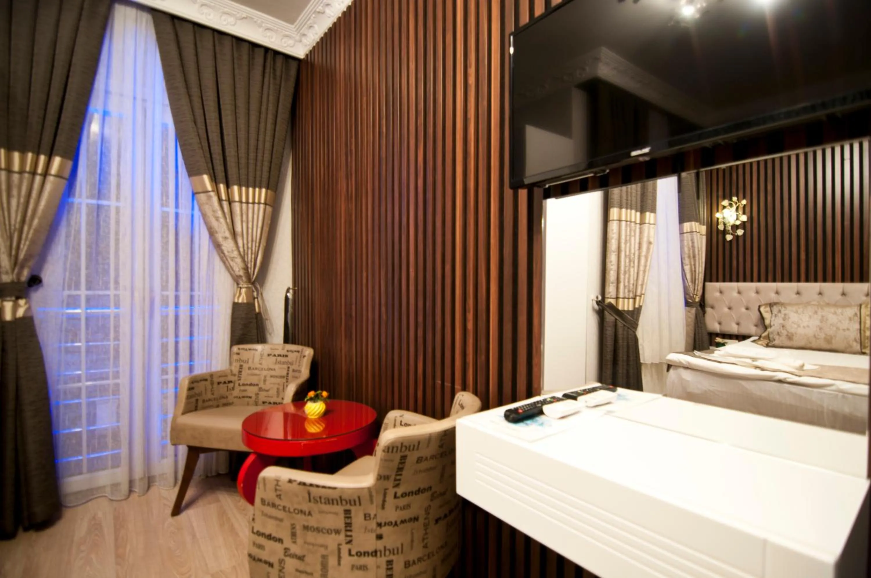 Photo of the whole room, Bed in Hotel Broken Column