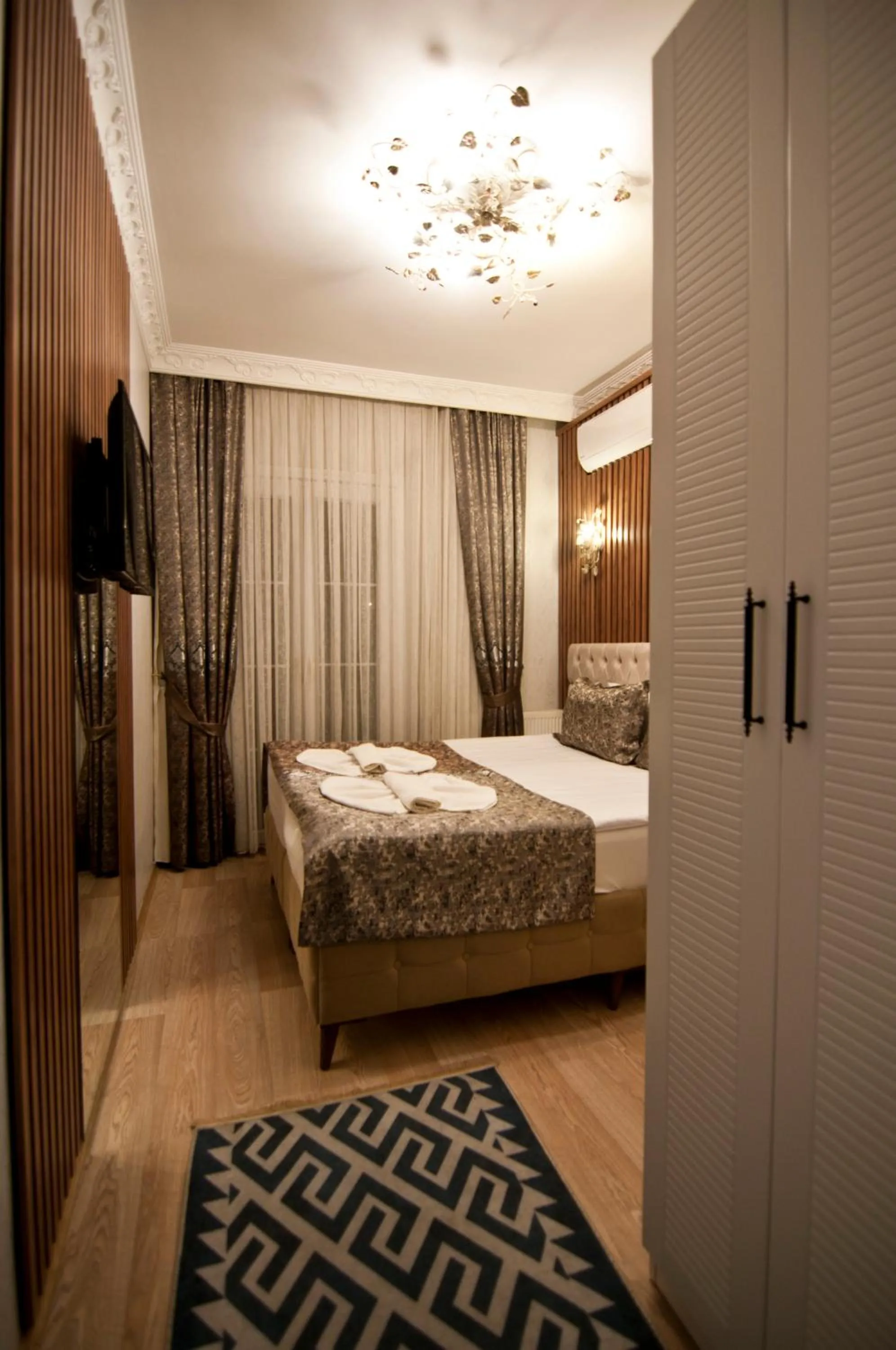 Photo of the whole room, Bed in Hotel Broken Column