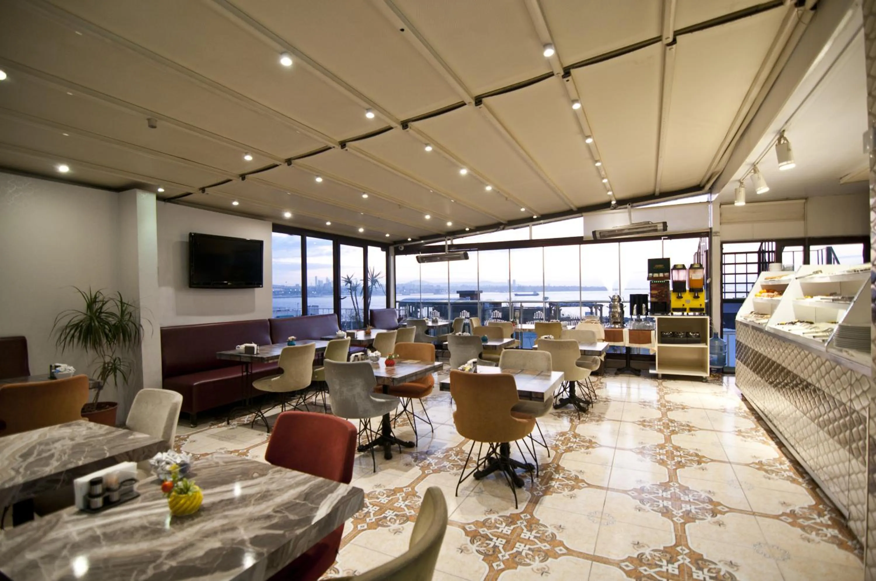 Breakfast in Hotel Broken Column