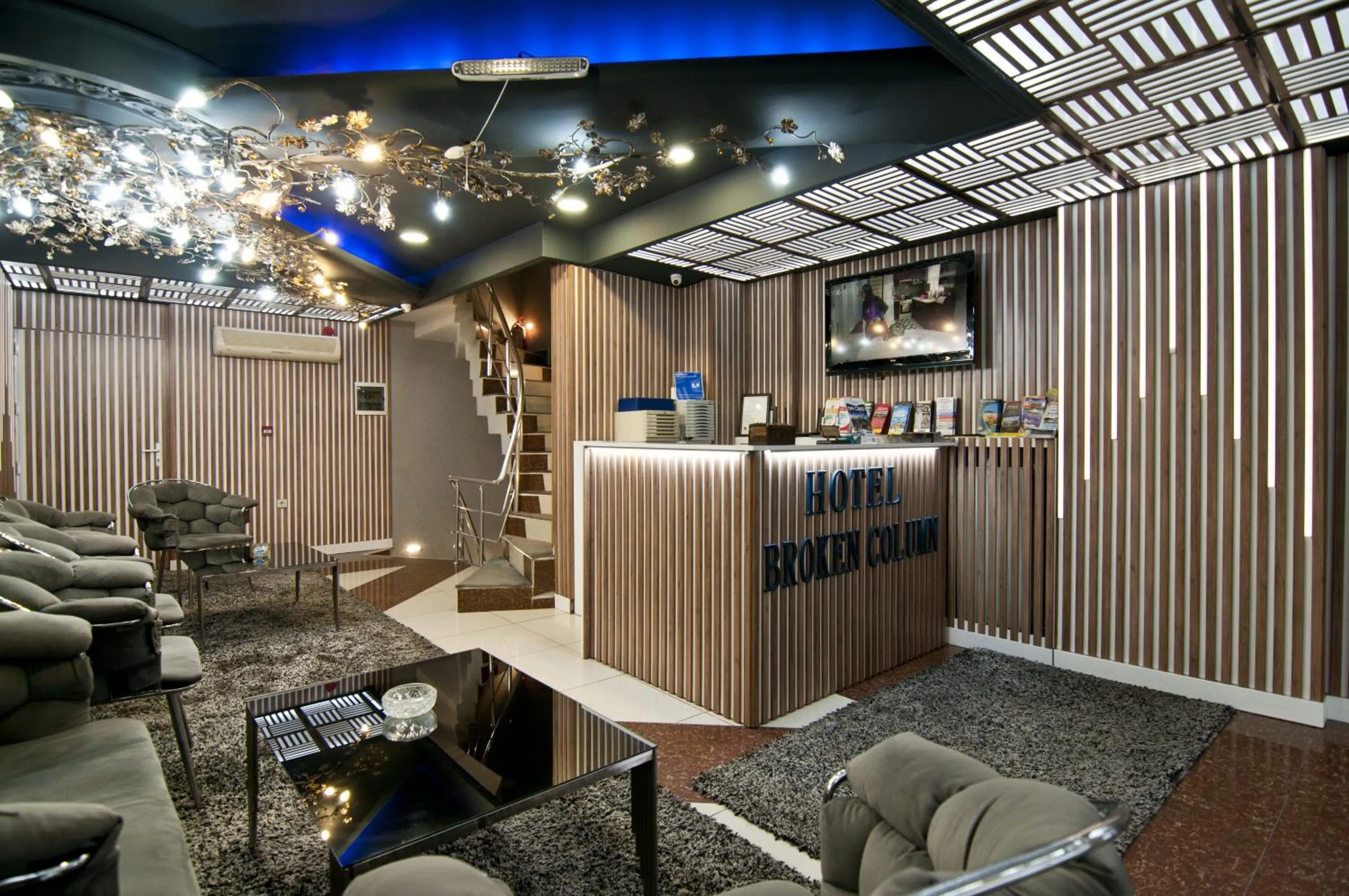 Lobby or reception in Hotel Broken Column