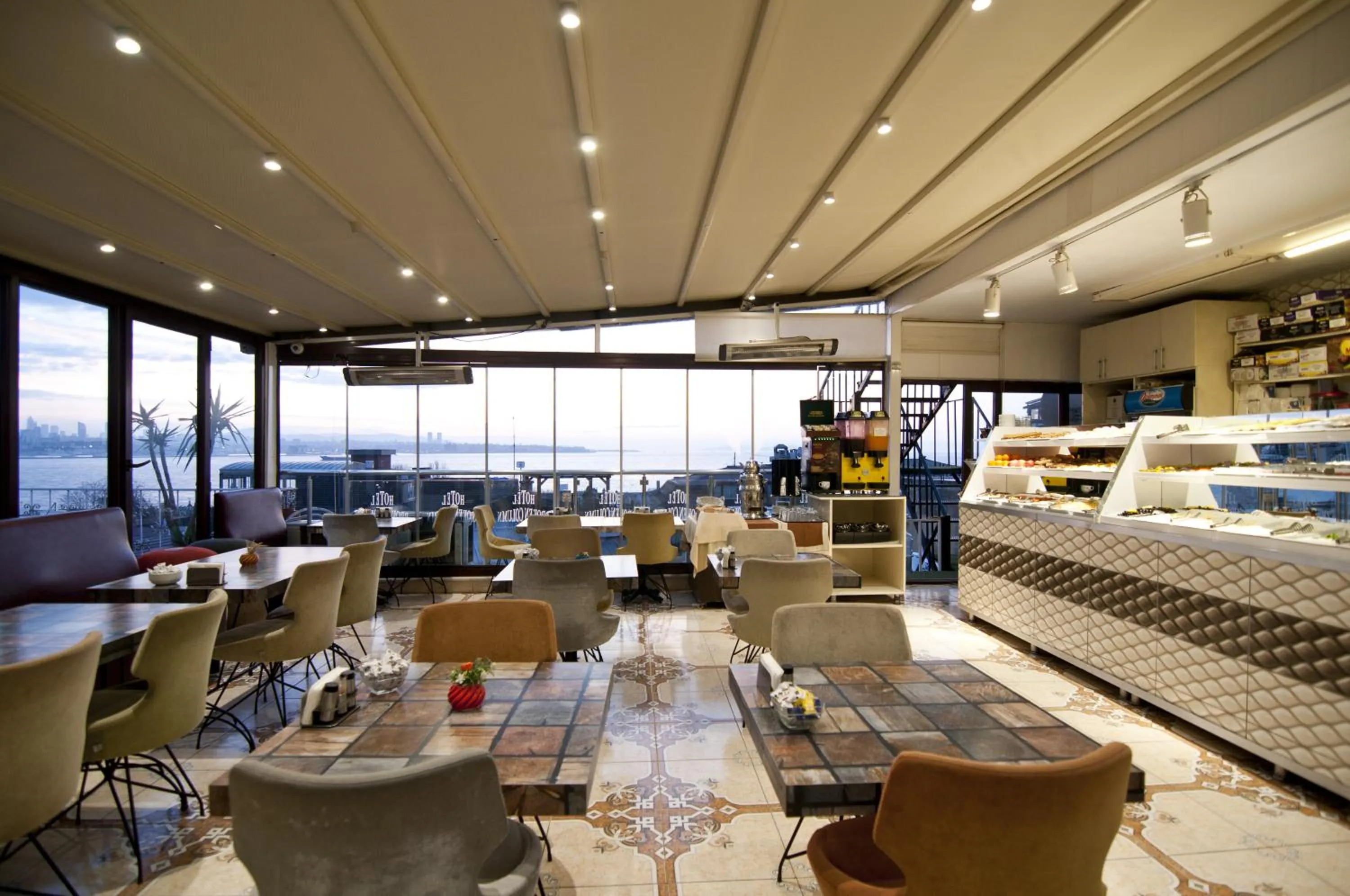 Breakfast in Hotel Broken Column