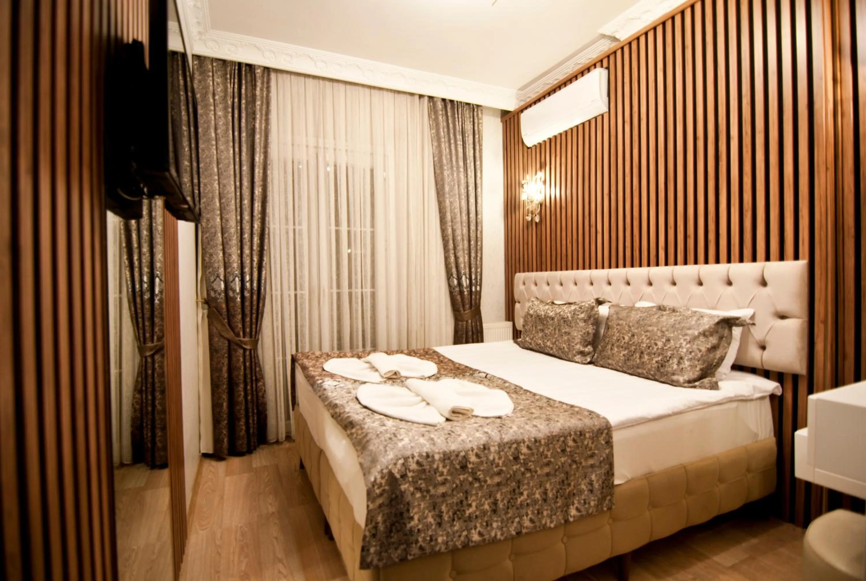 Photo of the whole room, Bed in Hotel Broken Column