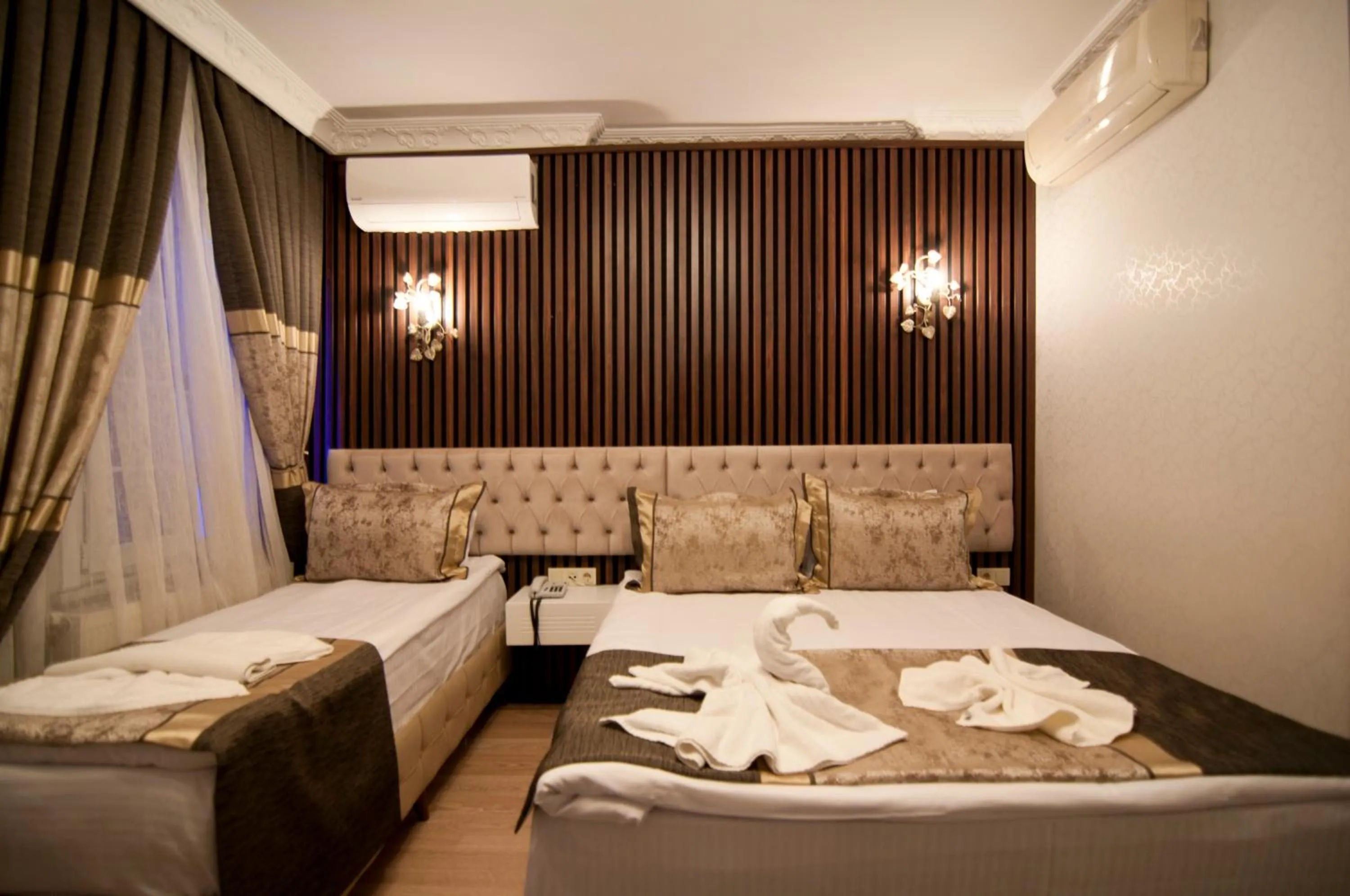 Photo of the whole room, Bed in Hotel Broken Column