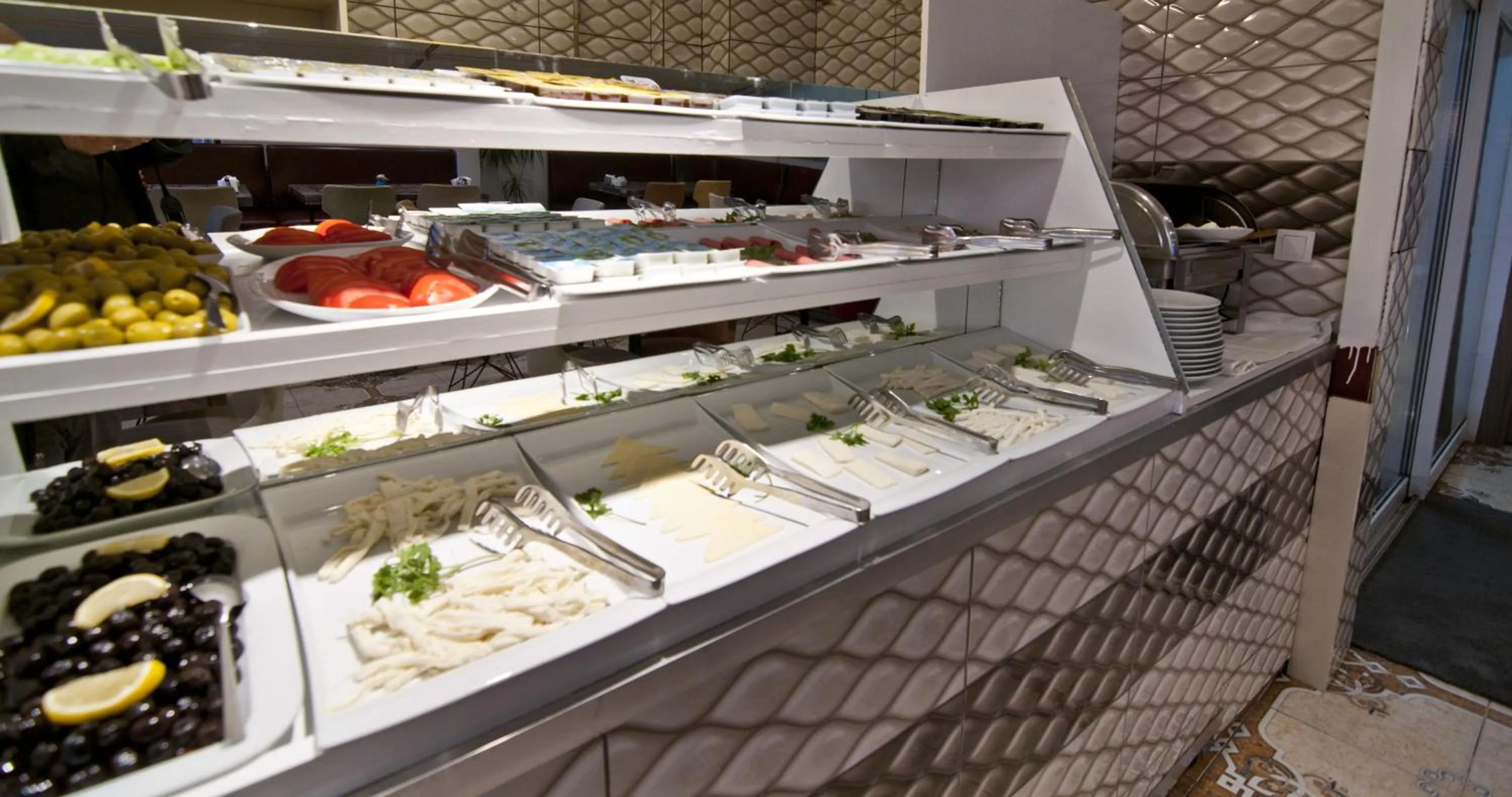 Breakfast in Hotel Broken Column