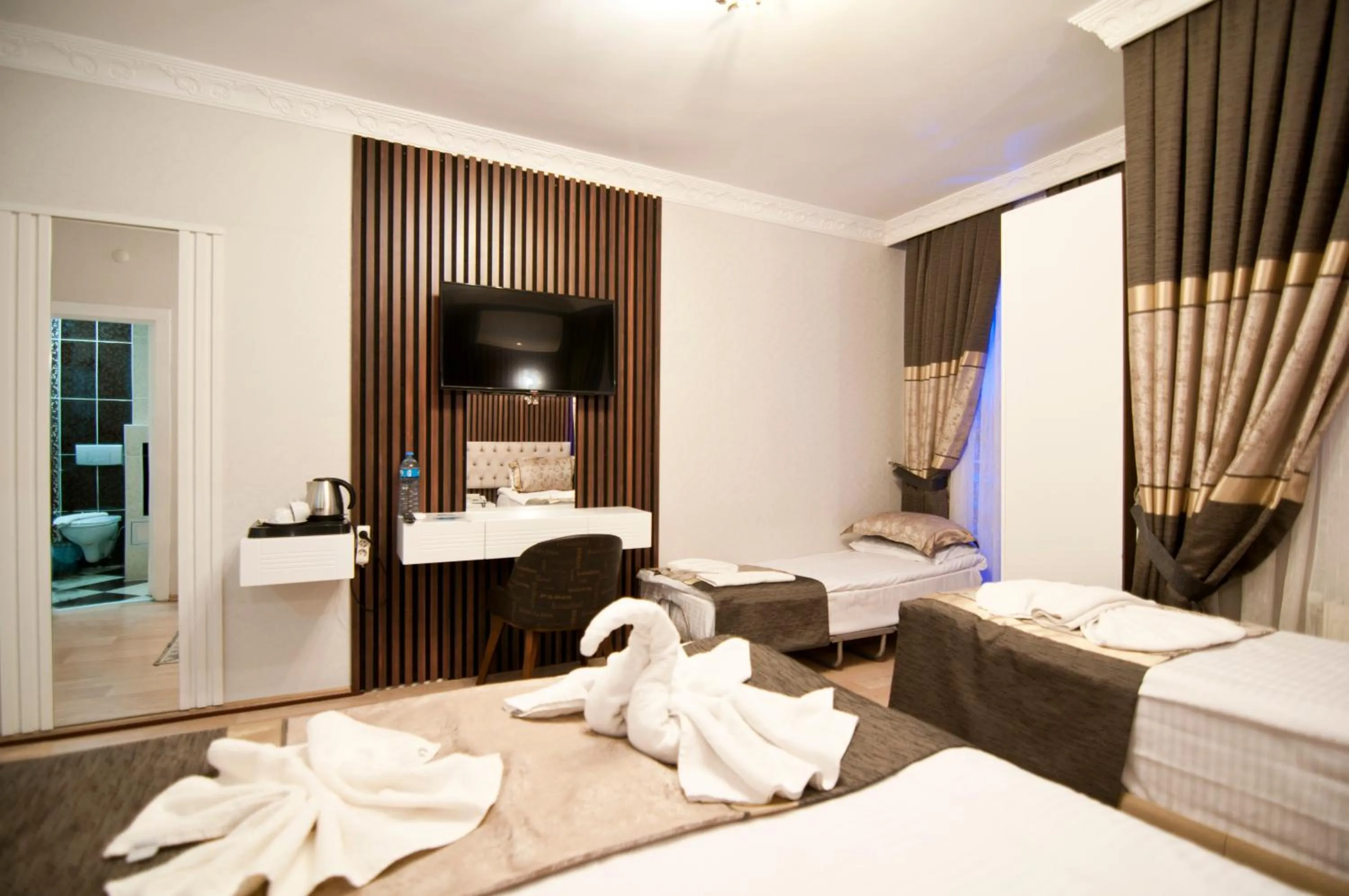 Photo of the whole room, Bed in Hotel Broken Column