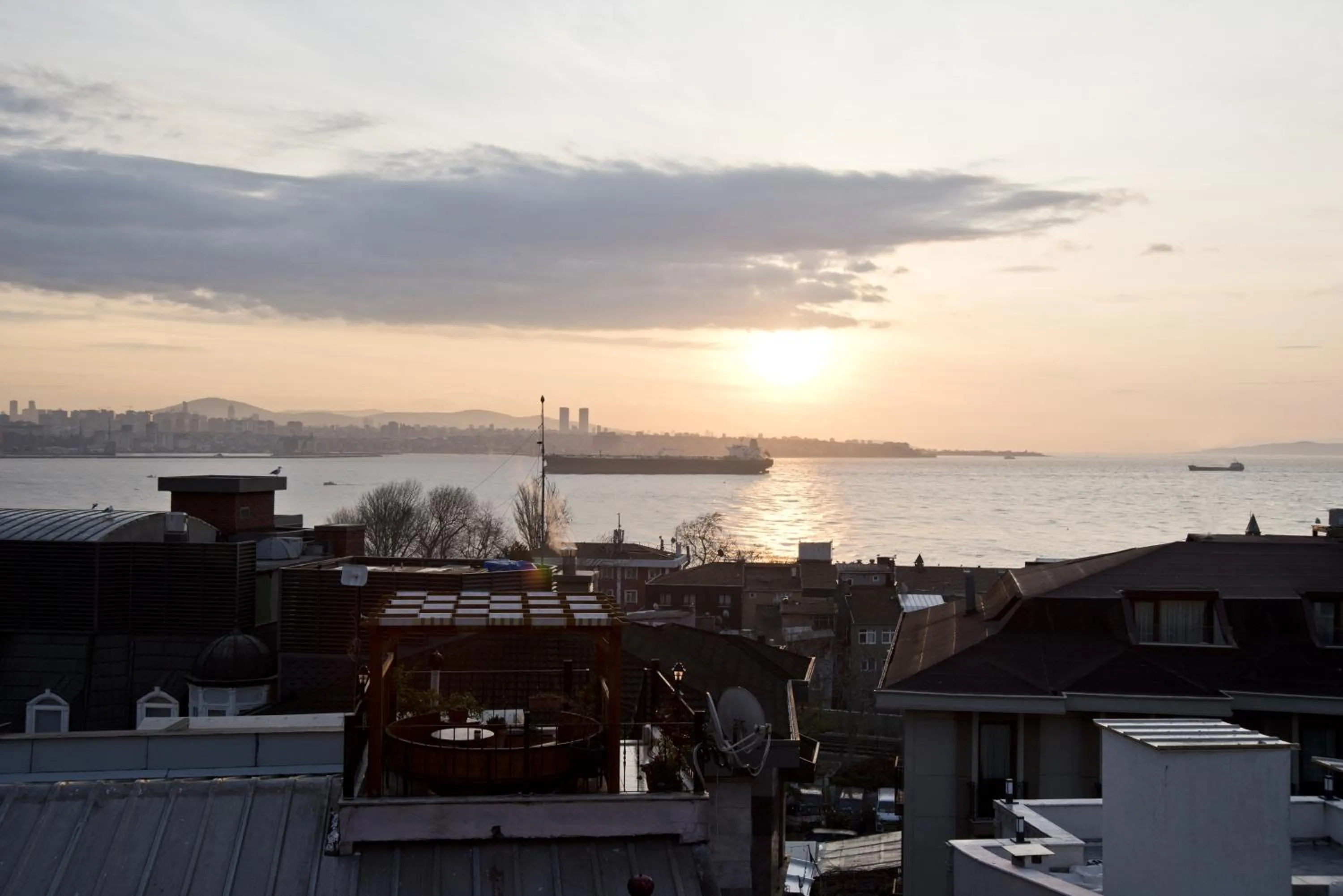 Restaurant/places to eat in Hotel Broken Column