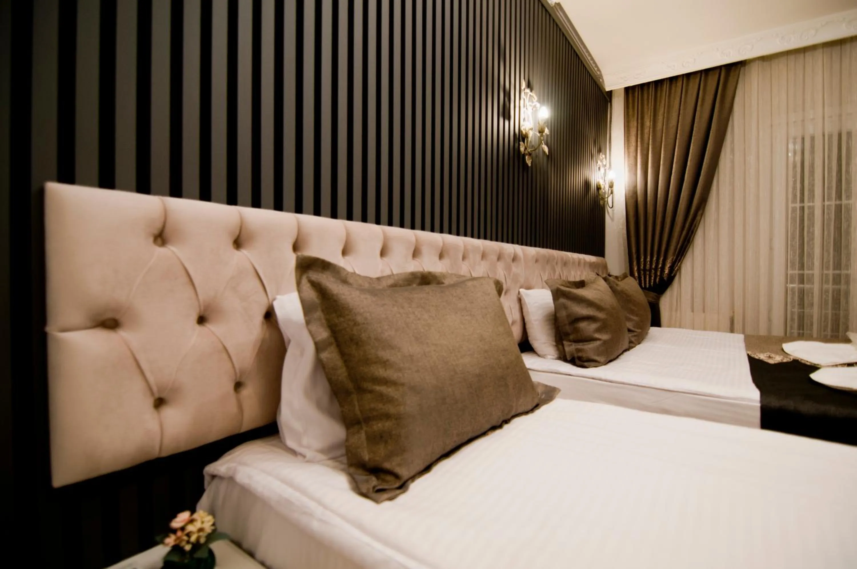 Photo of the whole room, Bed in Hotel Broken Column