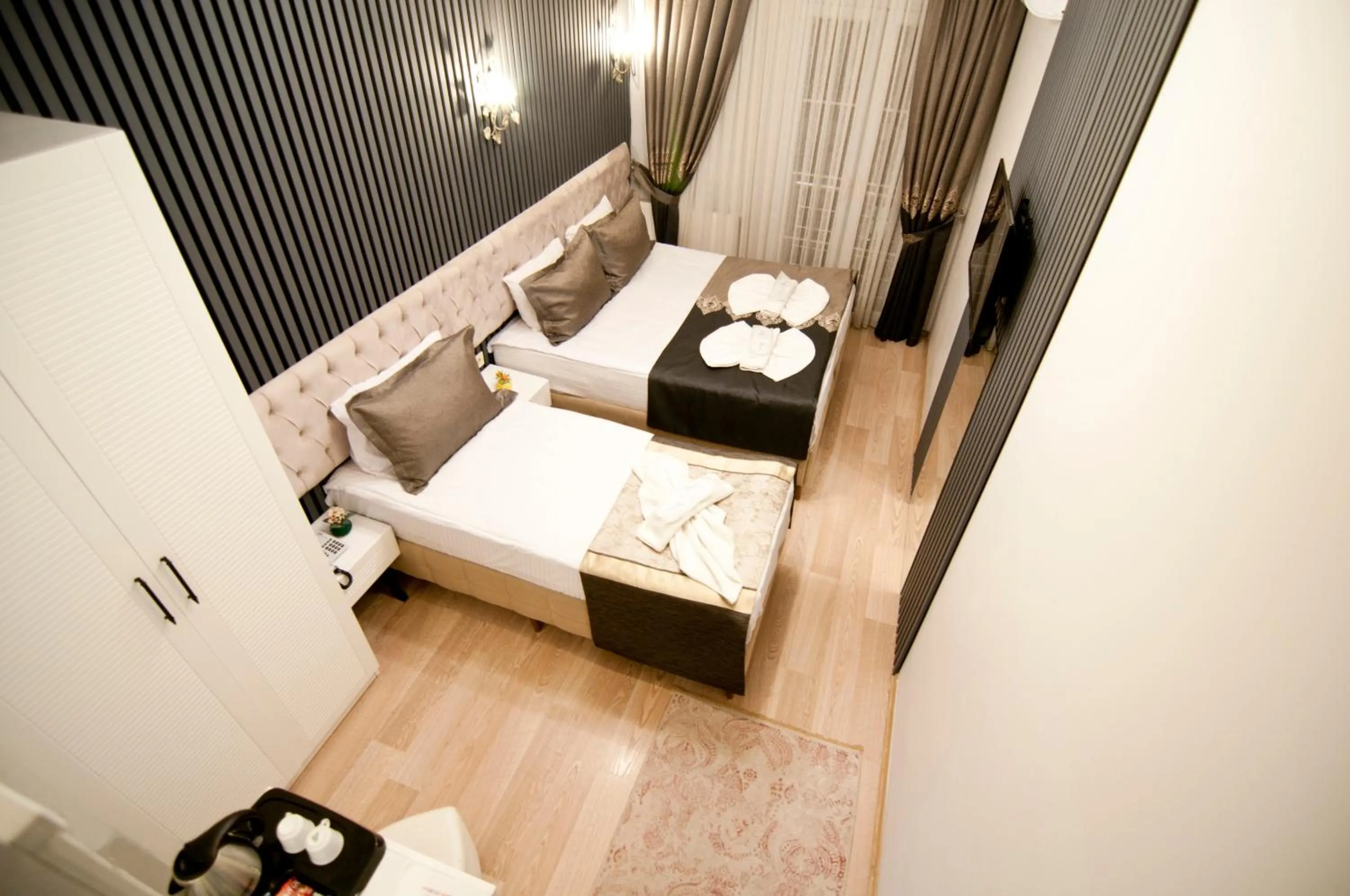 Photo of the whole room, Bed in Hotel Broken Column