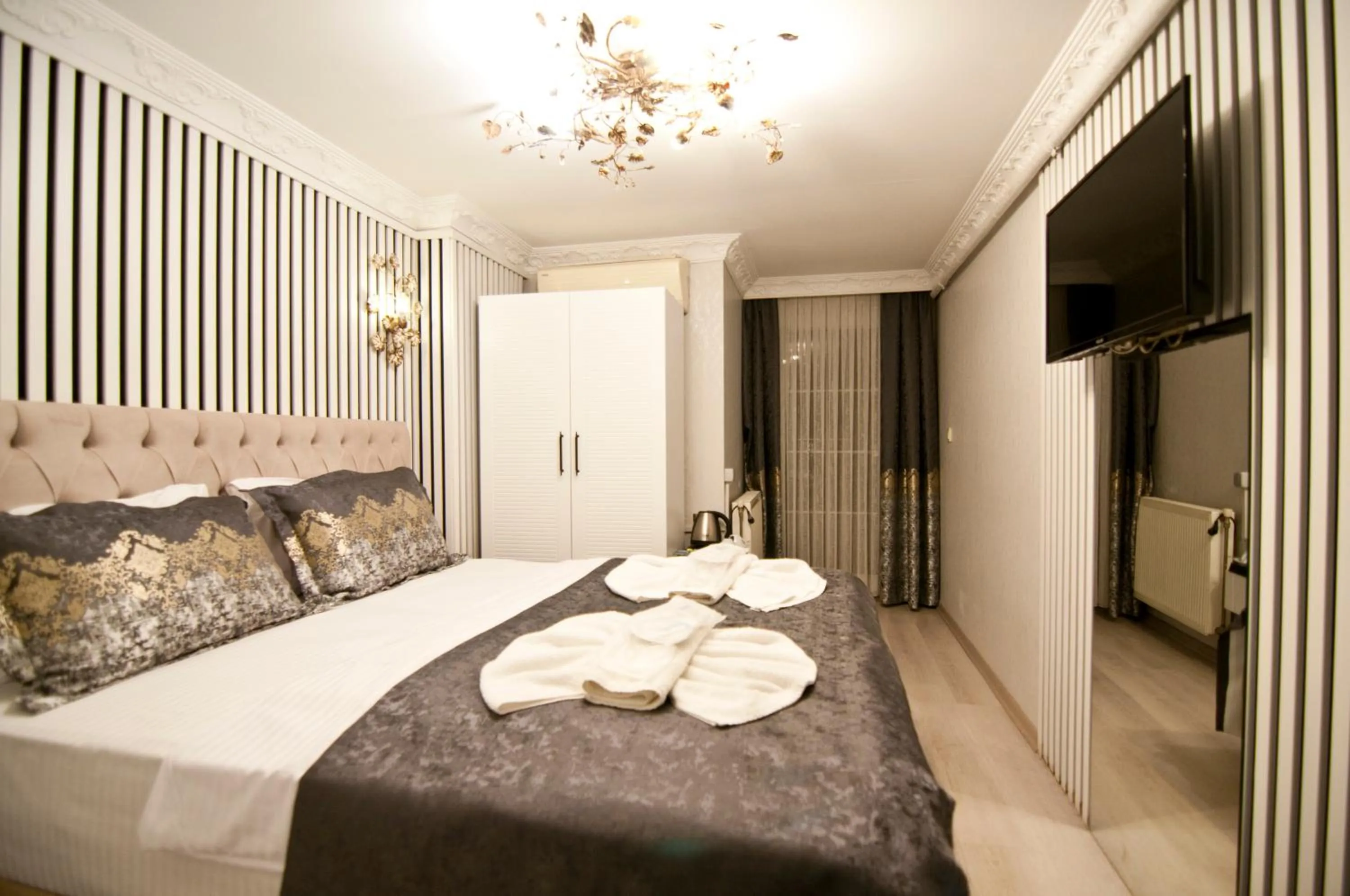 Photo of the whole room, Bed in Hotel Broken Column