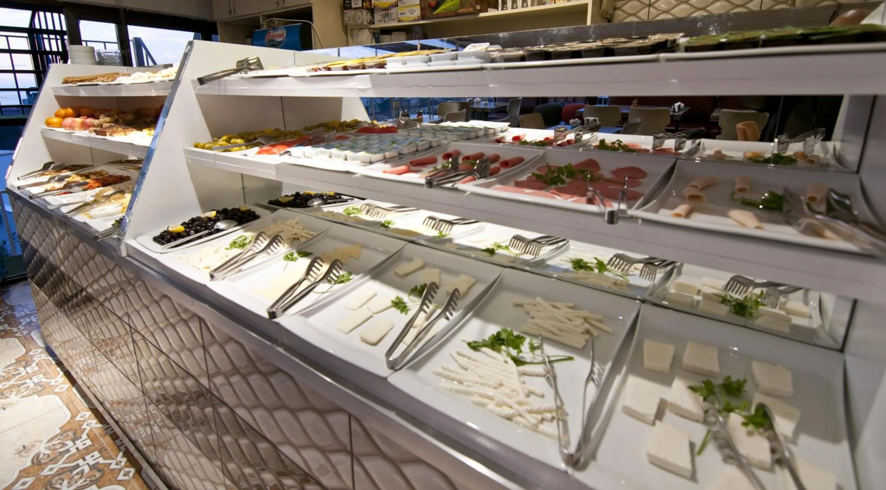 Breakfast in Hotel Broken Column