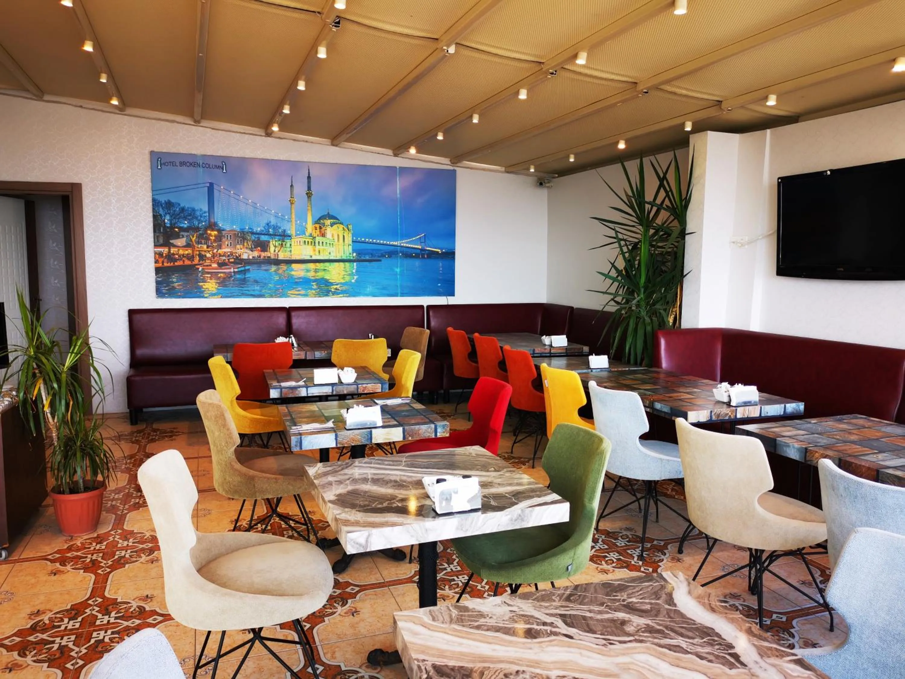 Restaurant/places to eat in Hotel Broken Column