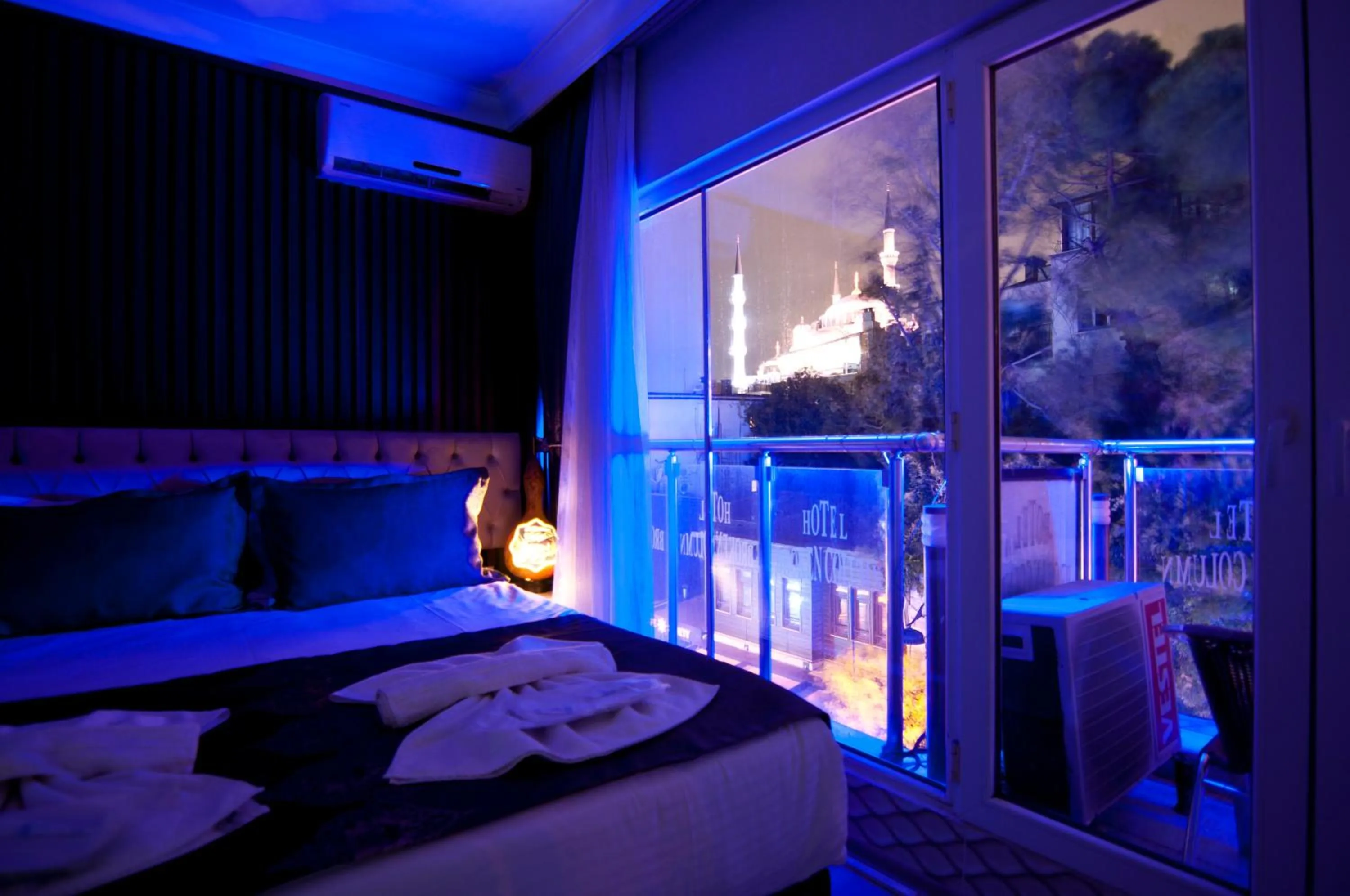 Photo of the whole room, Bed in Hotel Broken Column