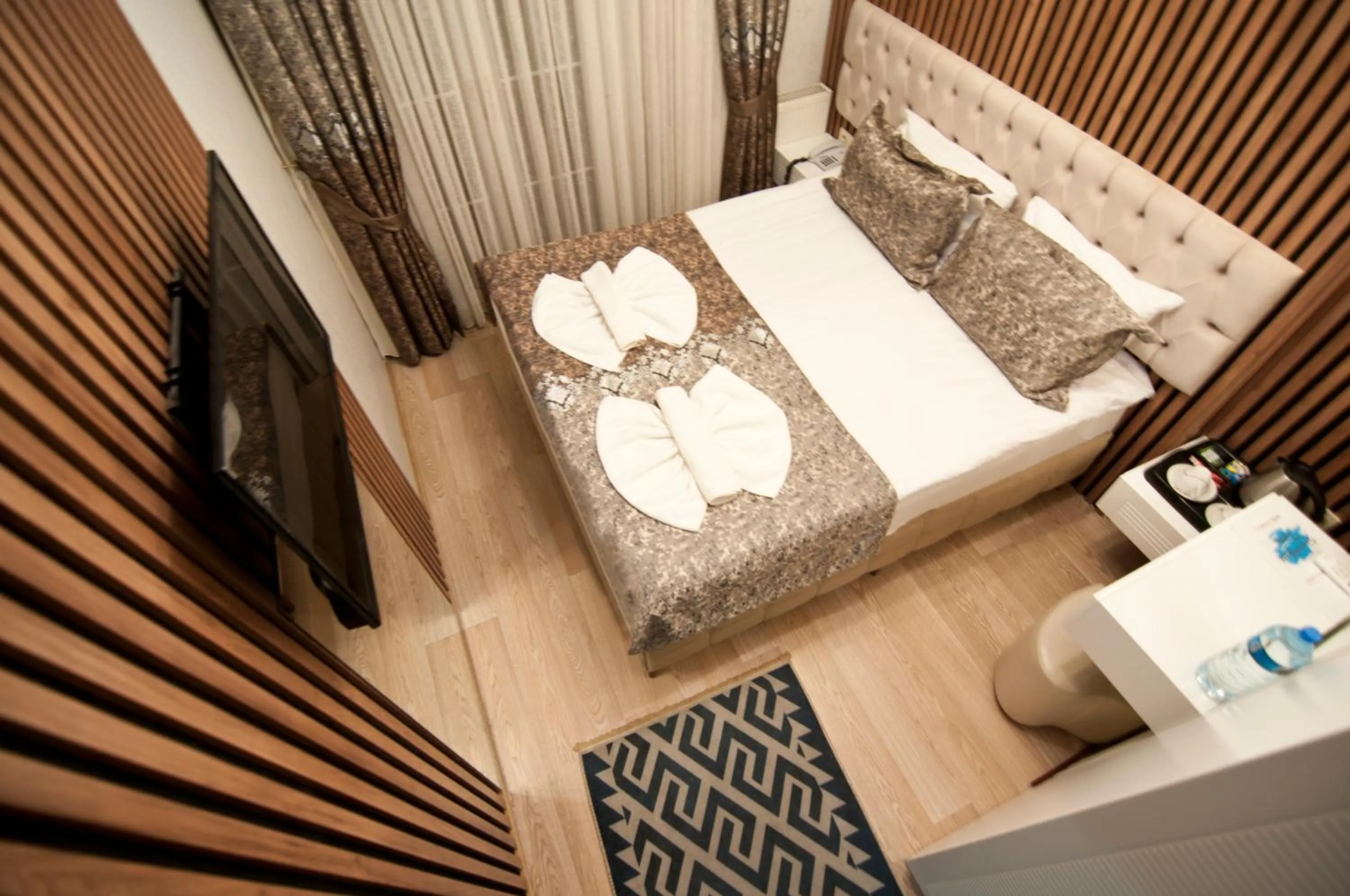 Photo of the whole room, Bed in Hotel Broken Column