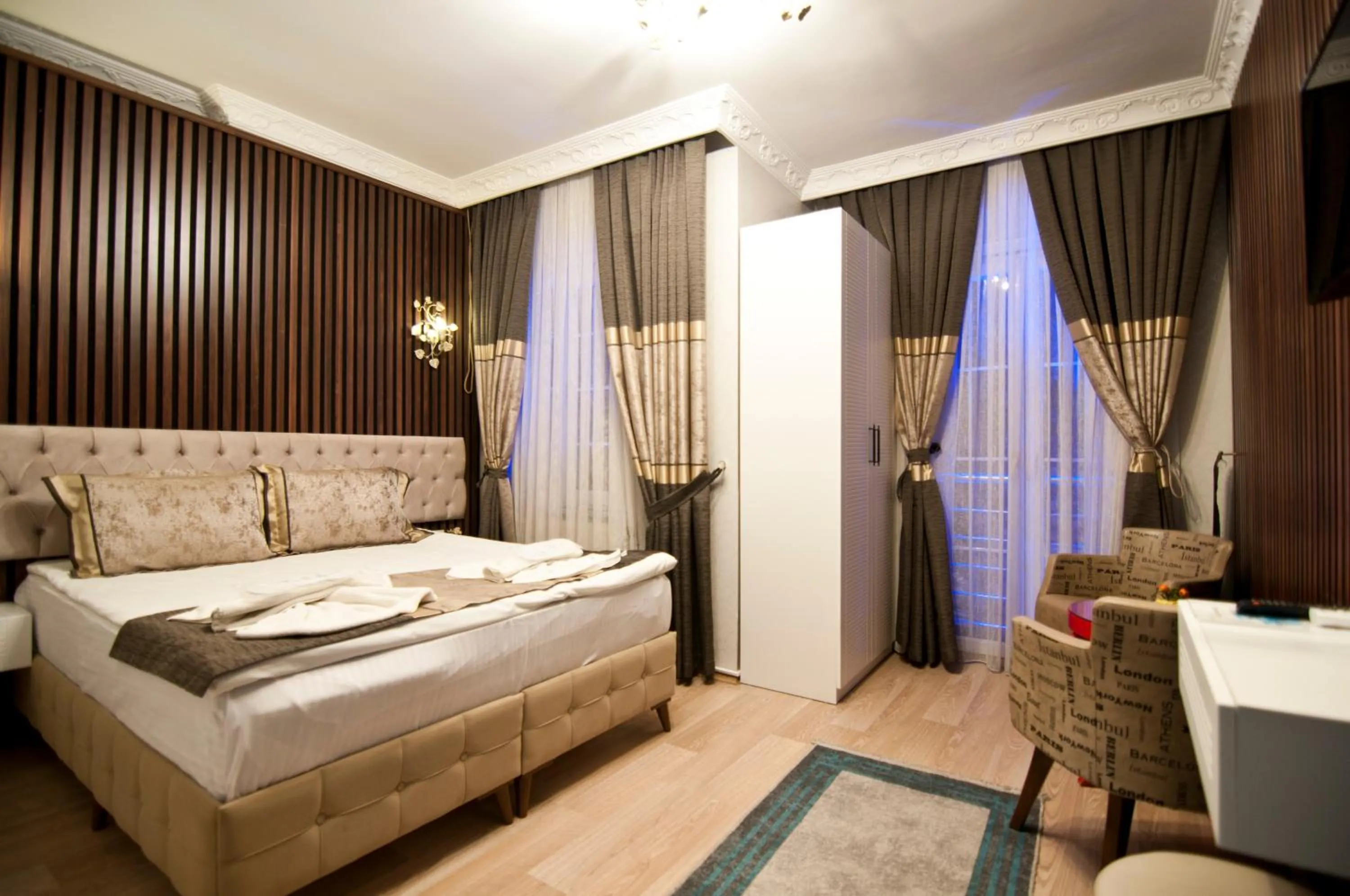 Photo of the whole room, Bed in Hotel Broken Column