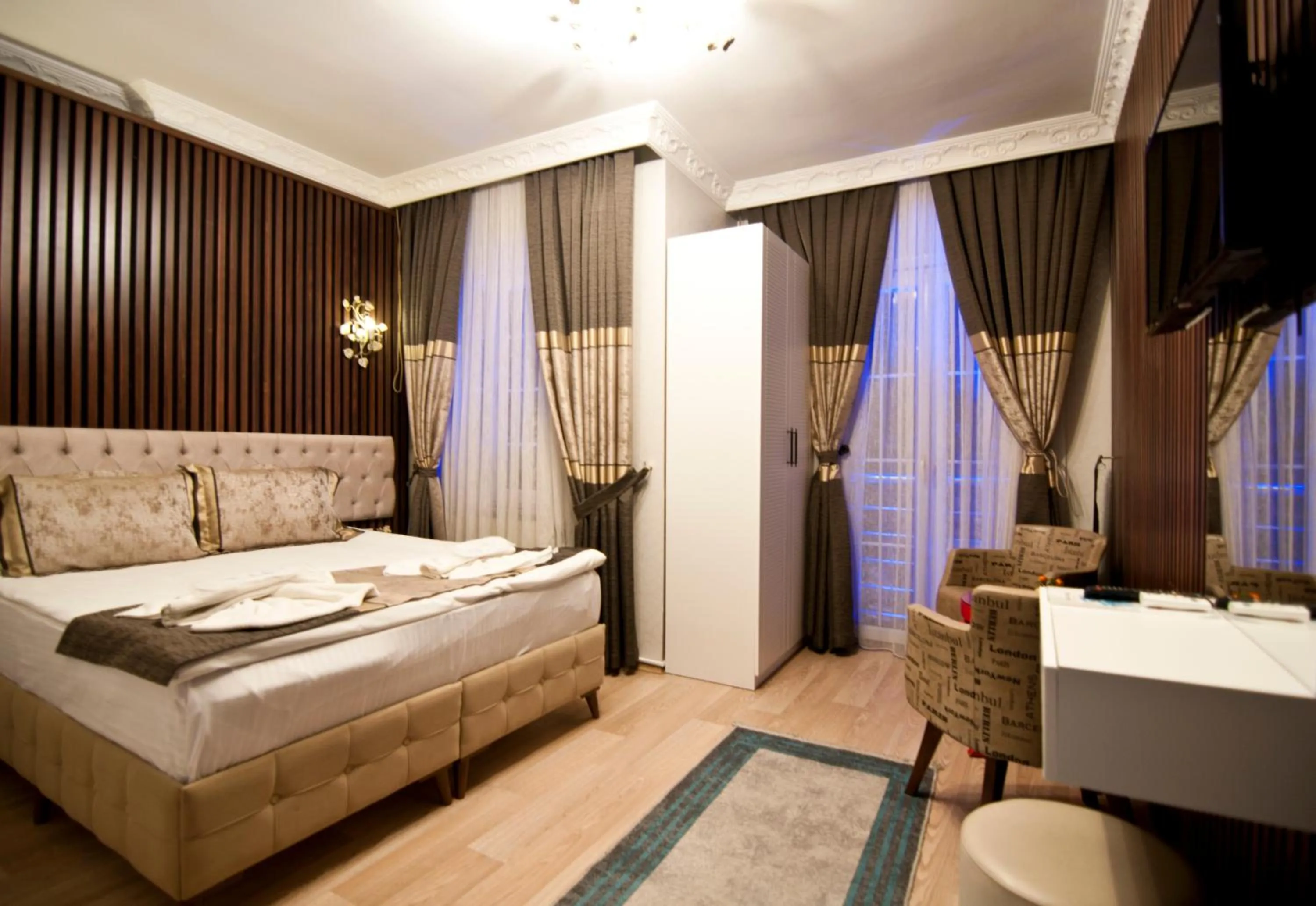 Photo of the whole room, Bed in Hotel Broken Column