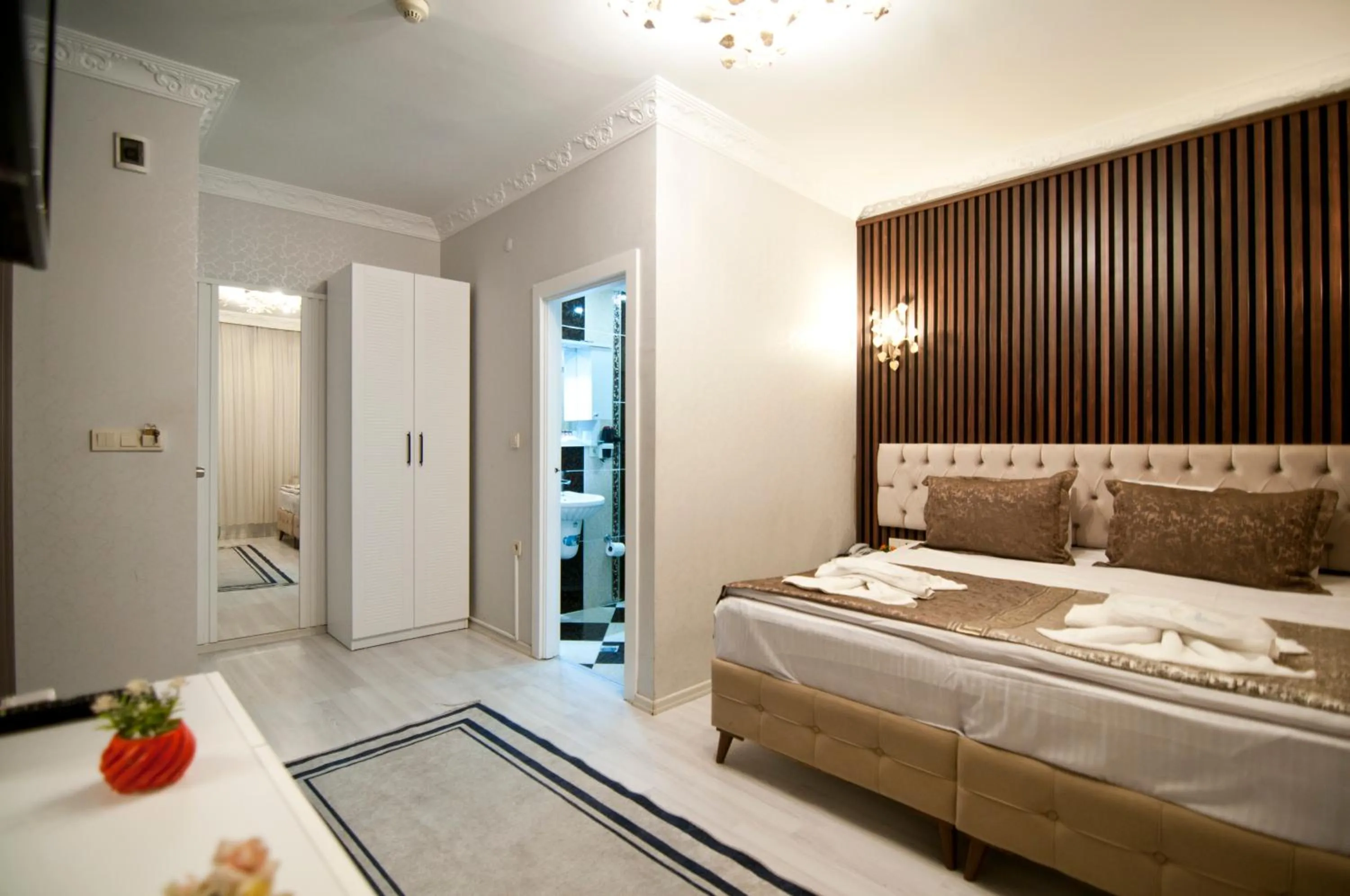 Photo of the whole room, Bed in Hotel Broken Column