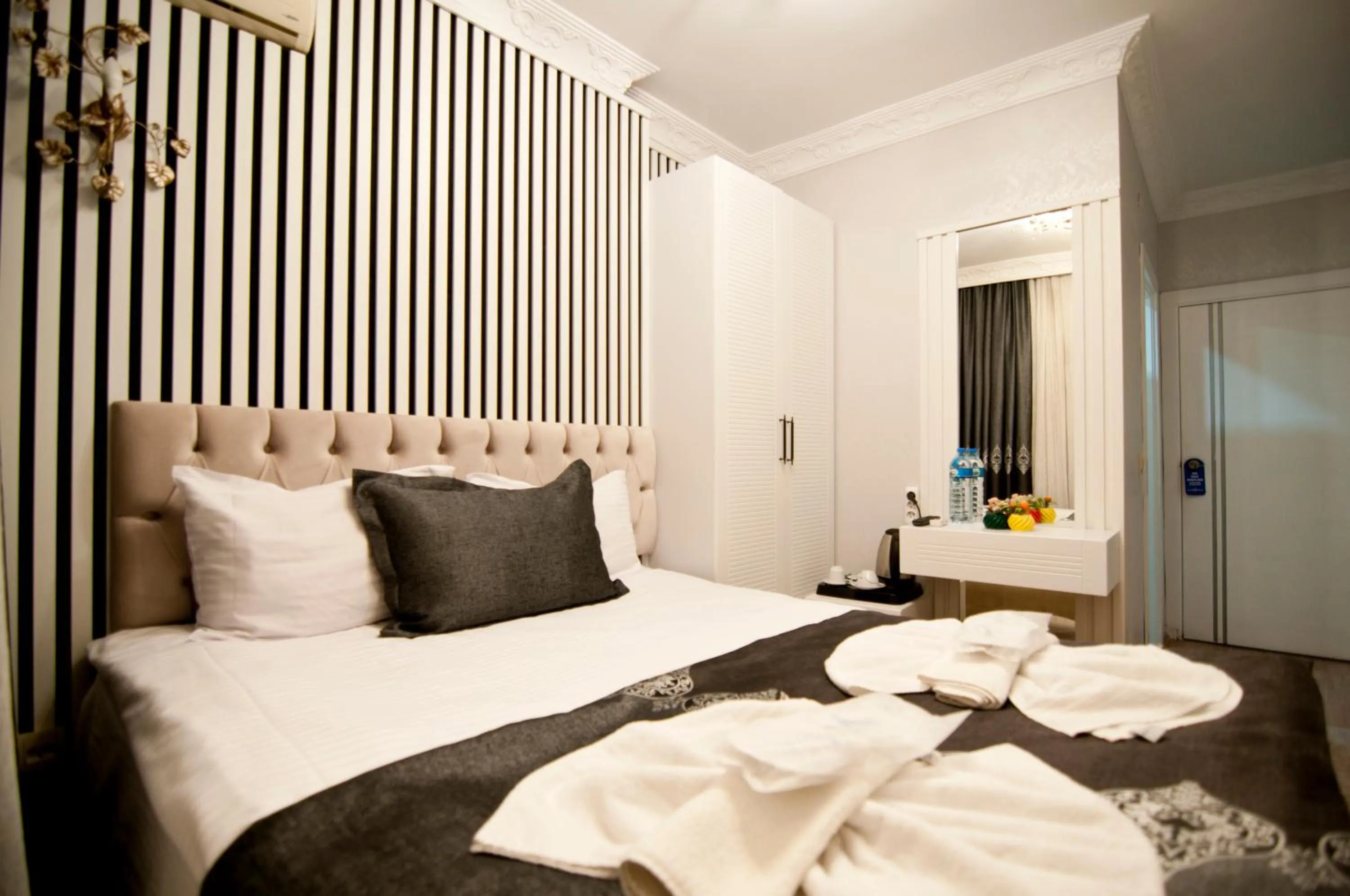 Photo of the whole room, Bed in Hotel Broken Column