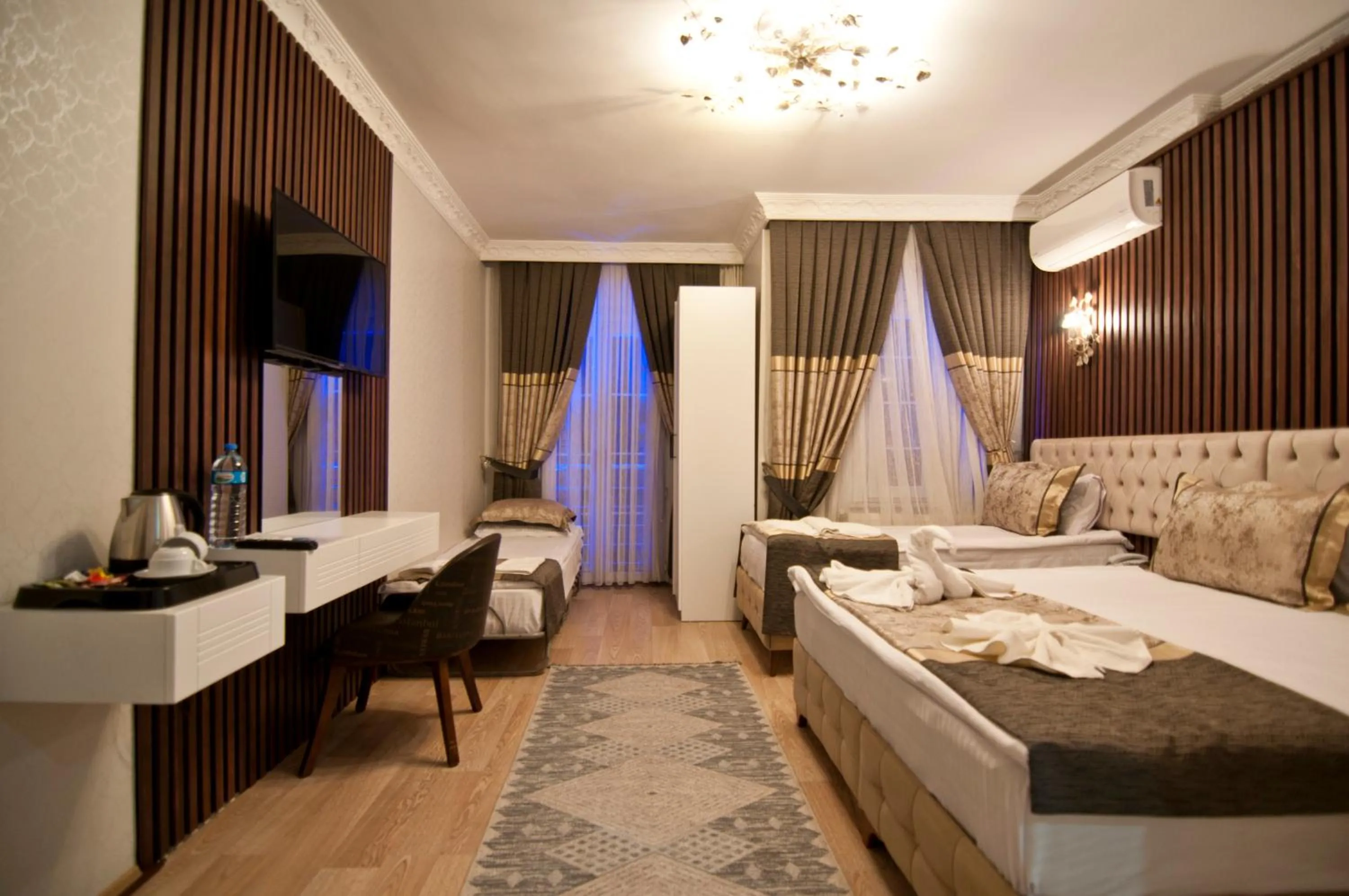 Photo of the whole room, Bed in Hotel Broken Column