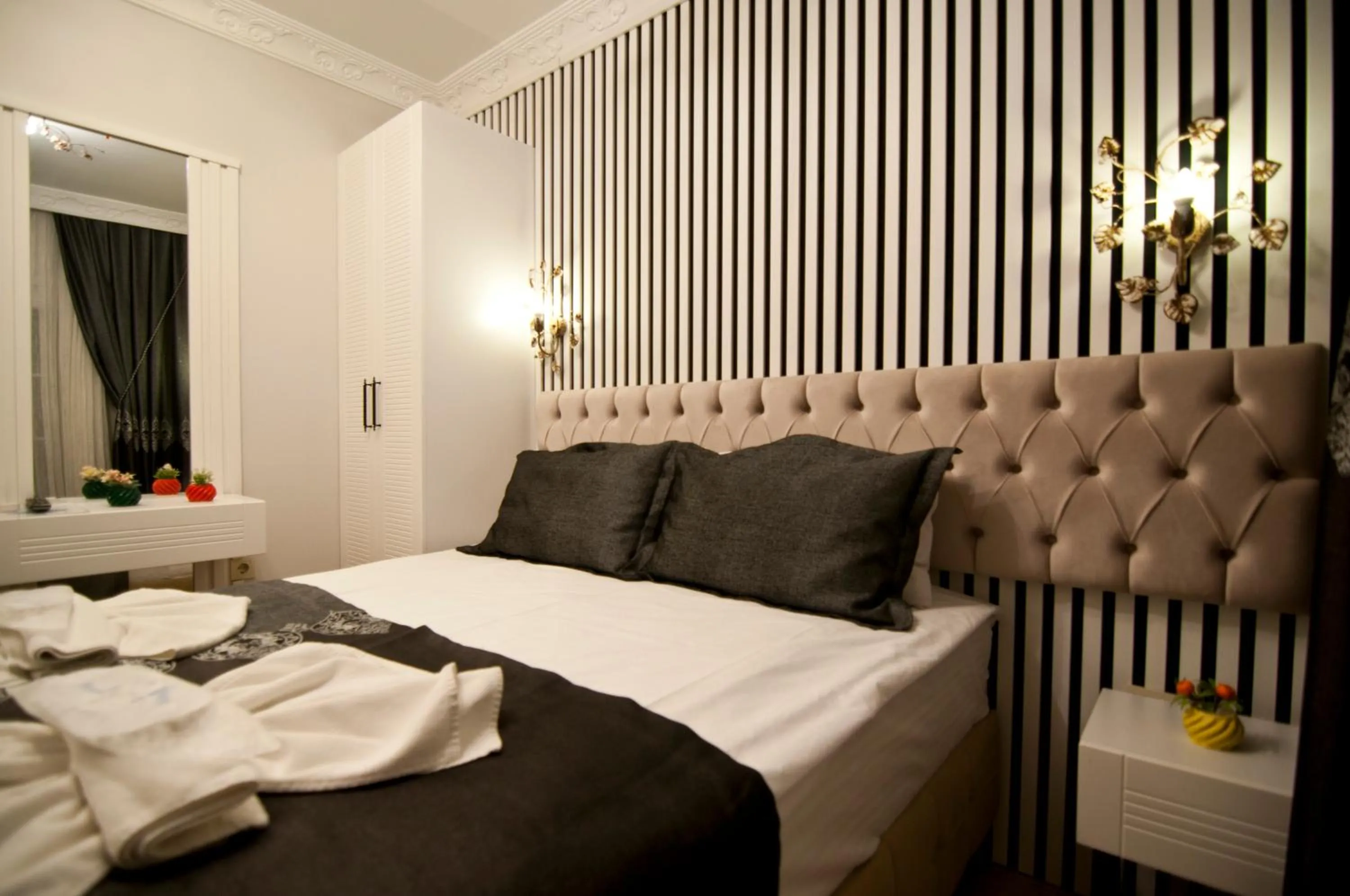 Photo of the whole room, Bed in Hotel Broken Column