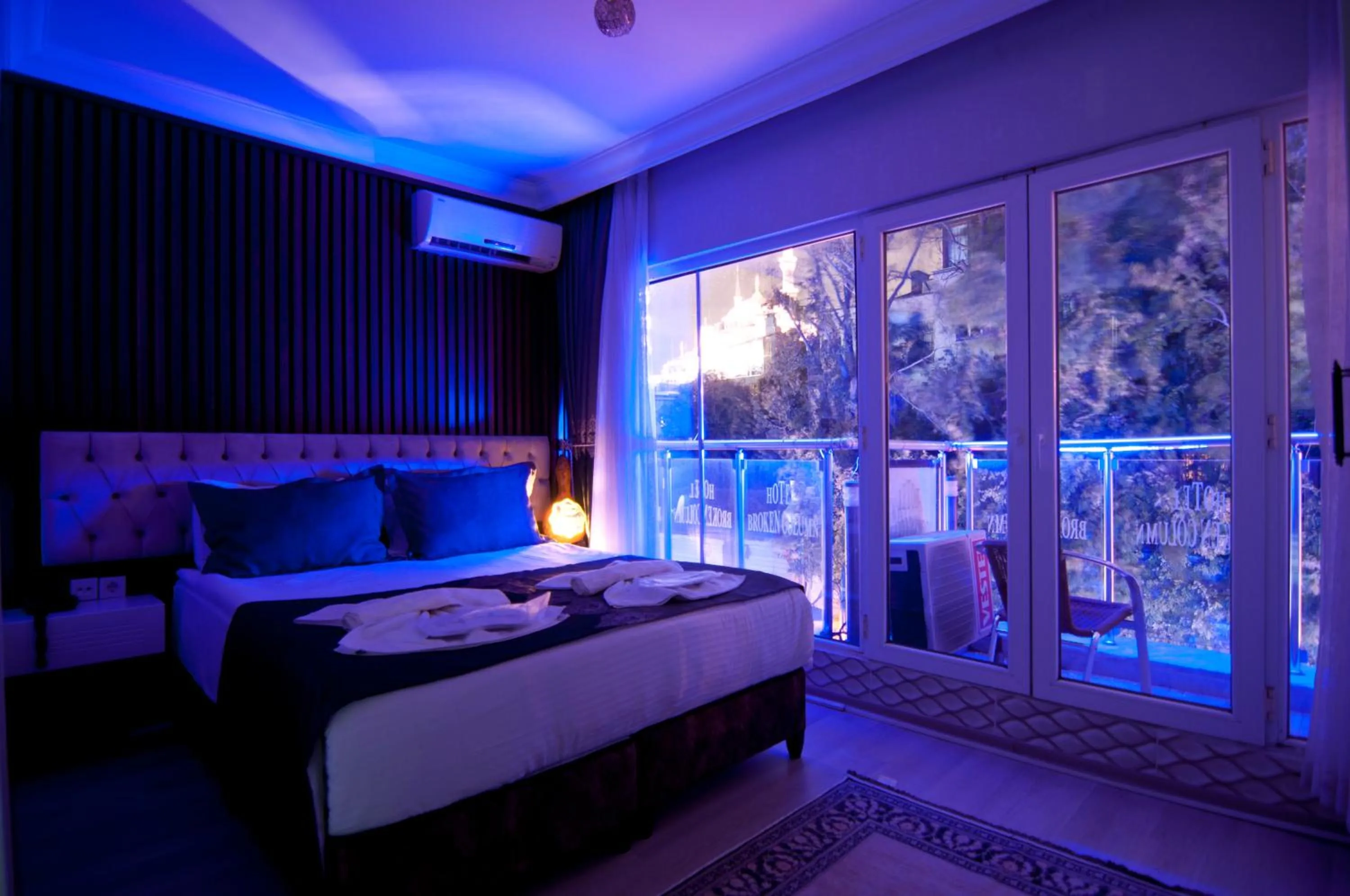 Photo of the whole room, Bed in Hotel Broken Column