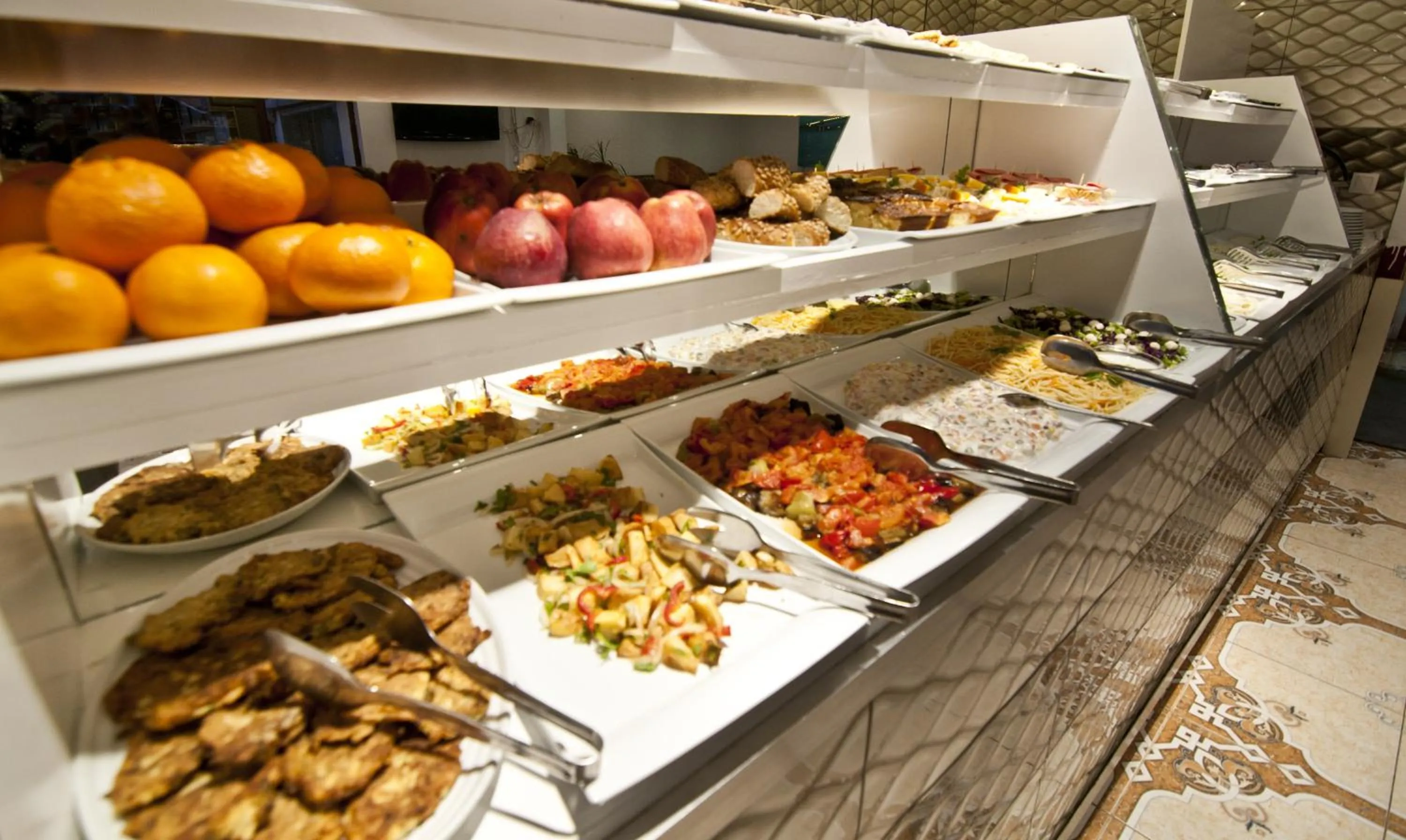 Breakfast in Hotel Broken Column