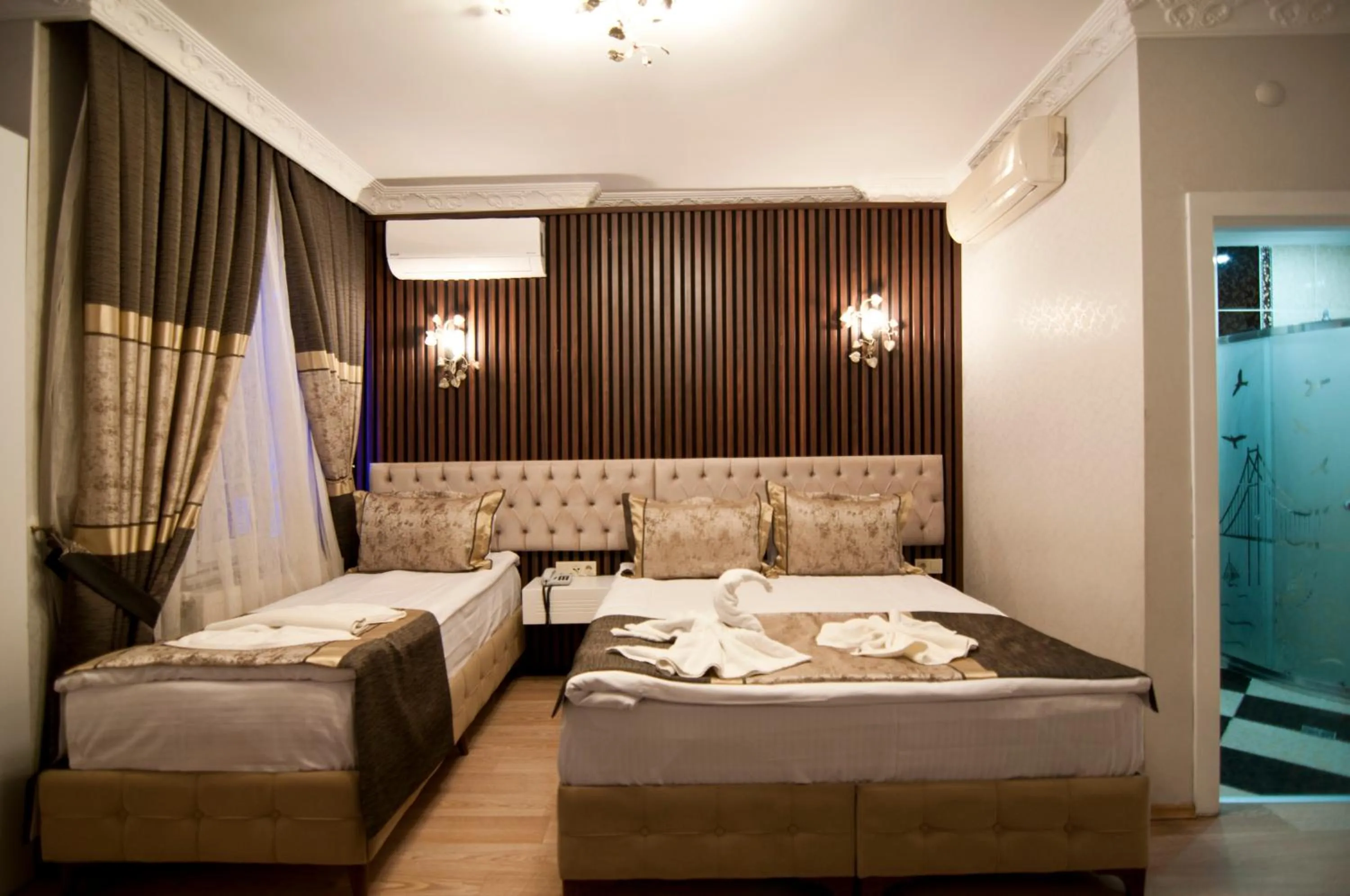 Photo of the whole room, Bed in Hotel Broken Column