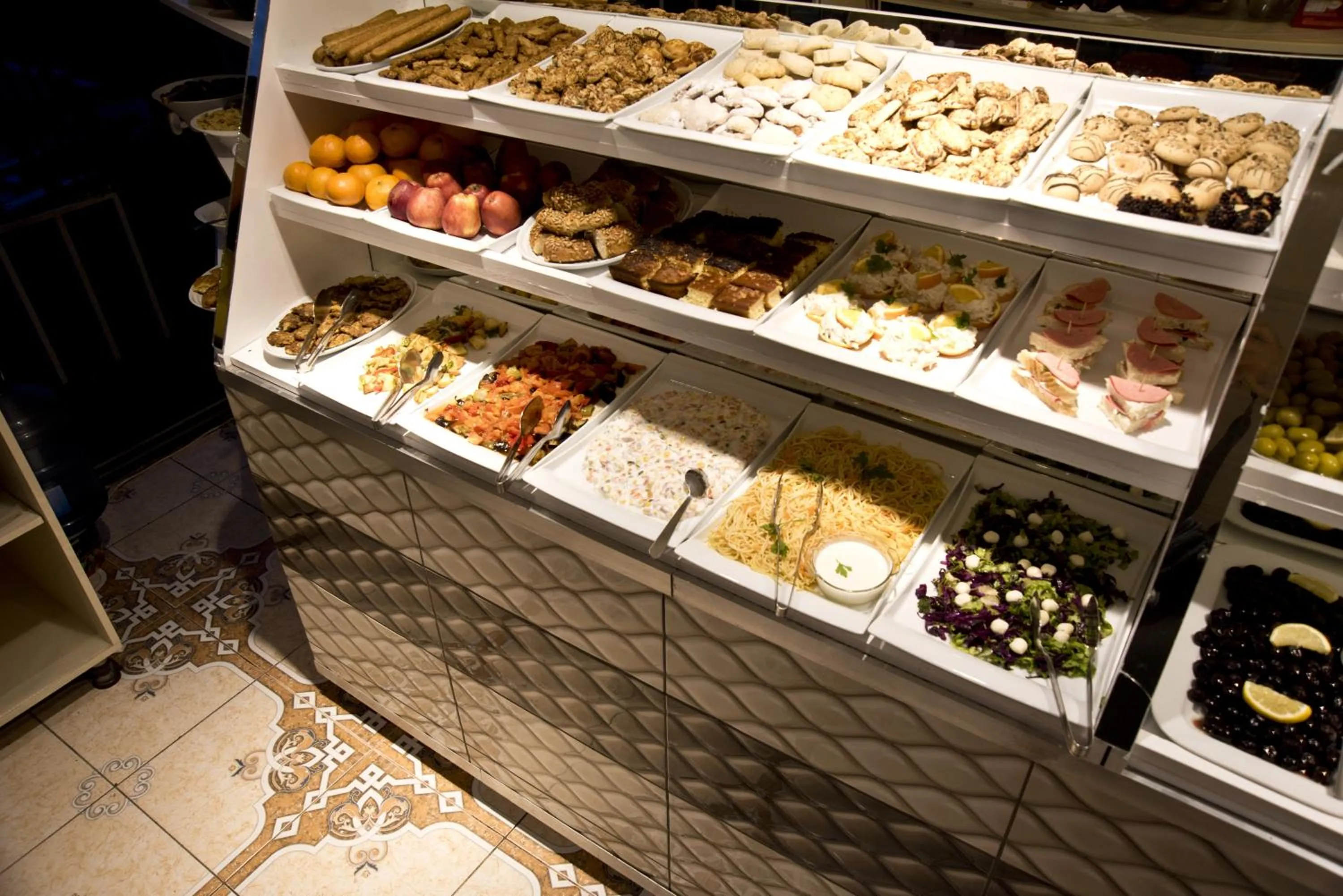 Breakfast in Hotel Broken Column