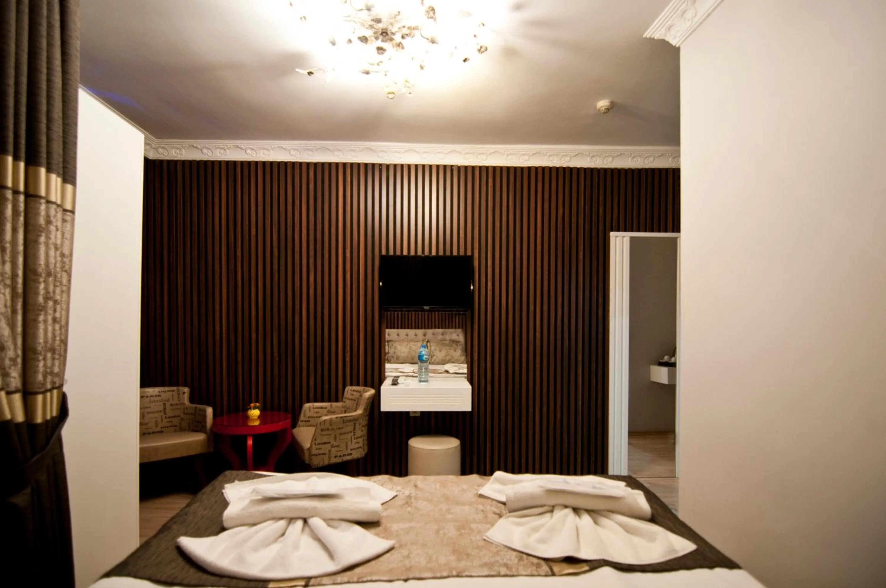 Photo of the whole room, Bed in Hotel Broken Column