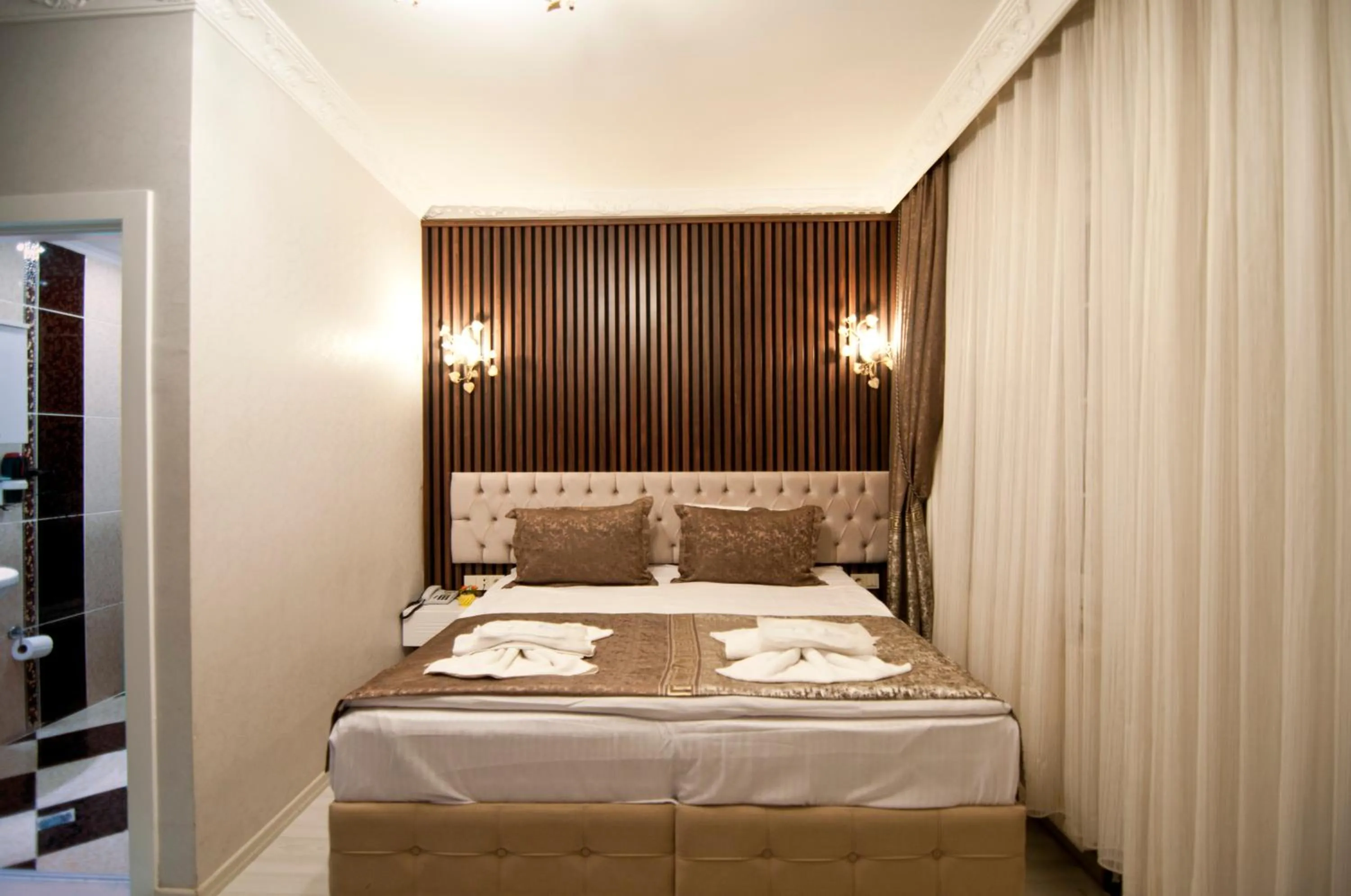 Photo of the whole room, Bed in Hotel Broken Column