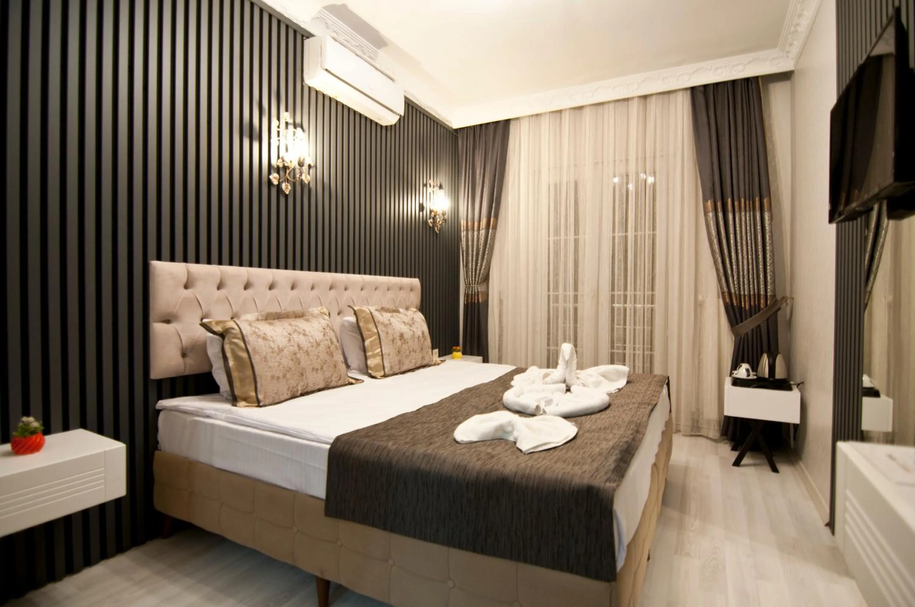 Photo of the whole room, Bed in Hotel Broken Column