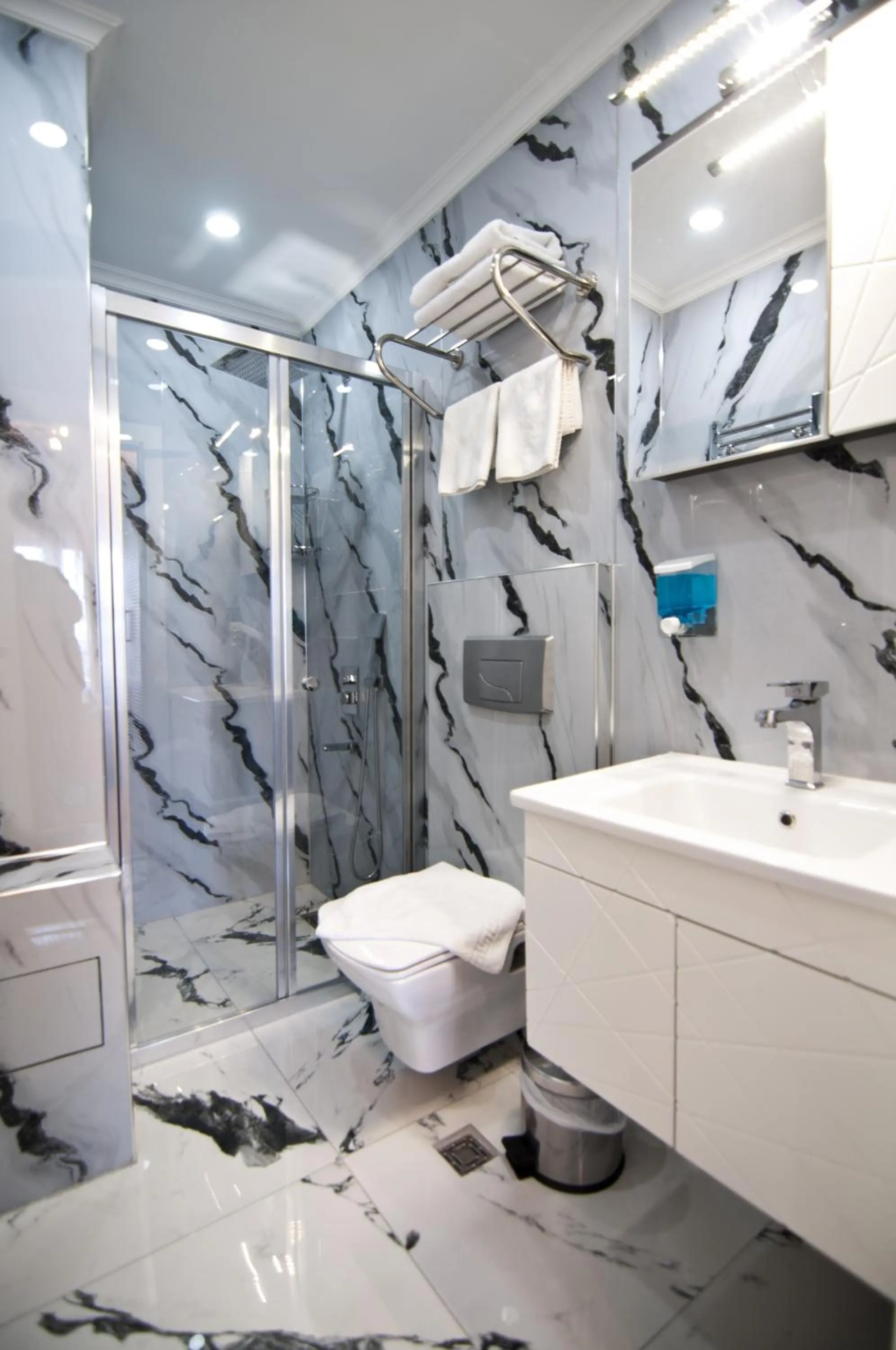 Bathroom in Hotel Broken Column