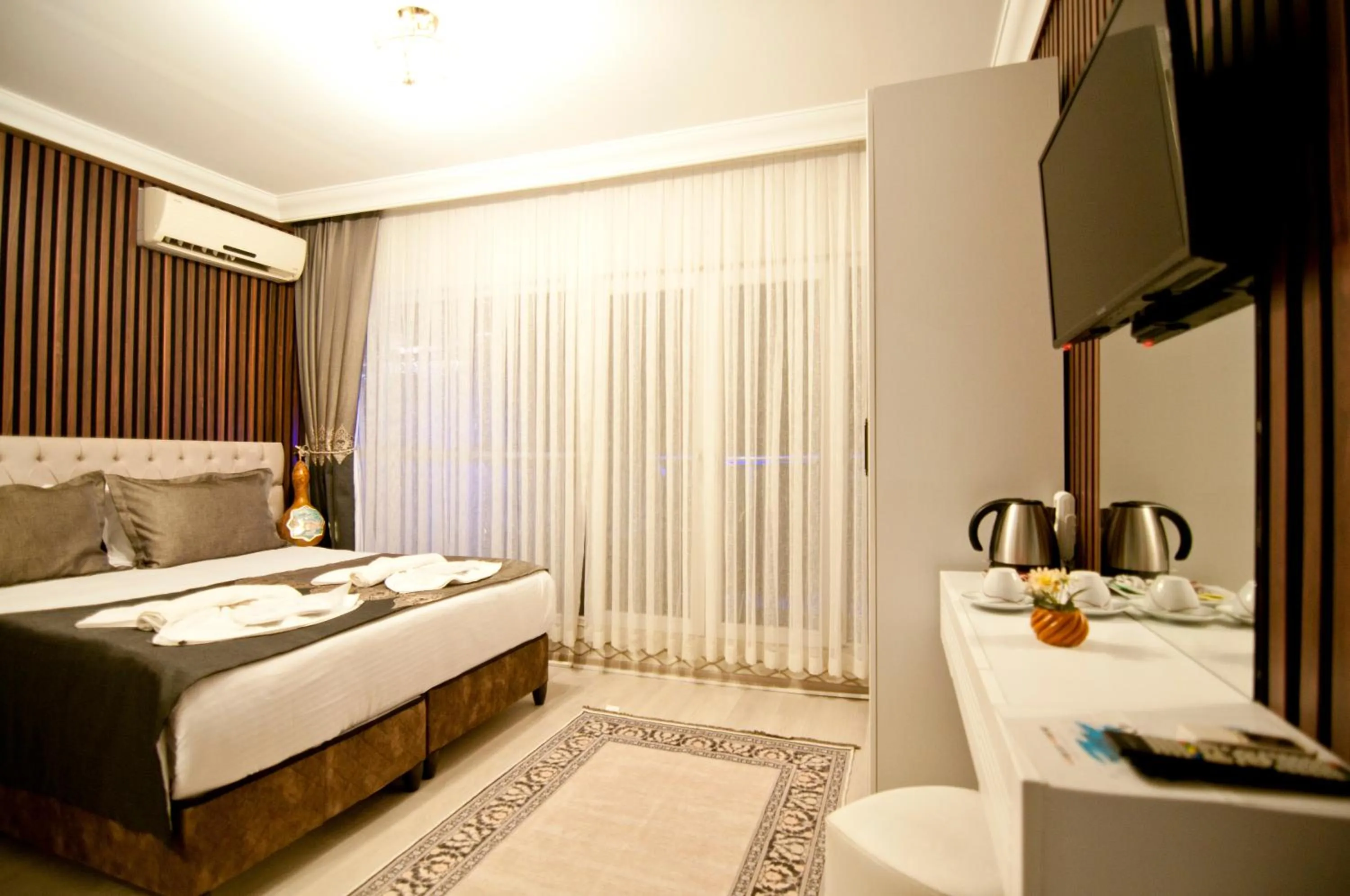 Photo of the whole room, Bed in Hotel Broken Column