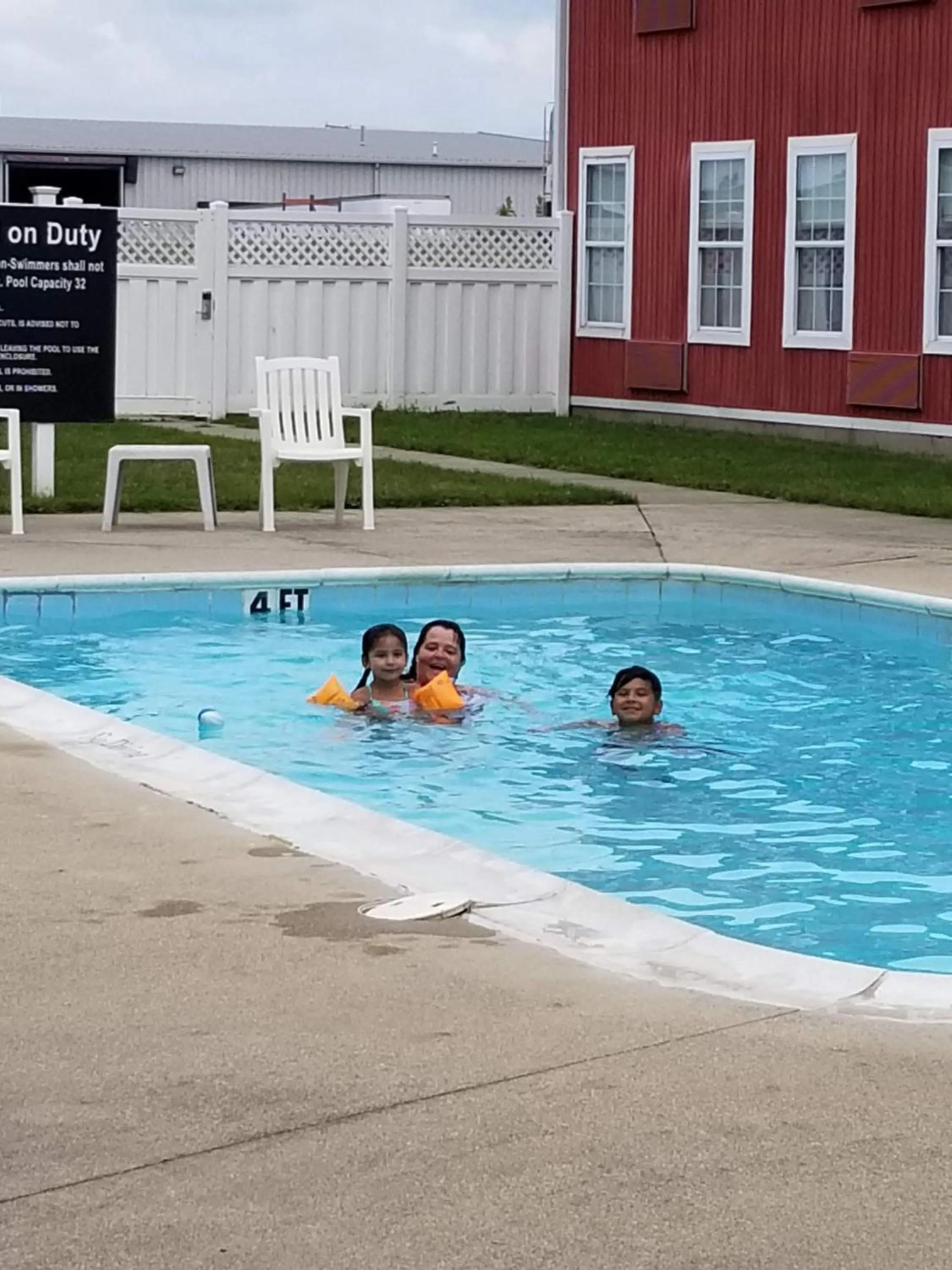 Swimming pool in CountrySide Inn