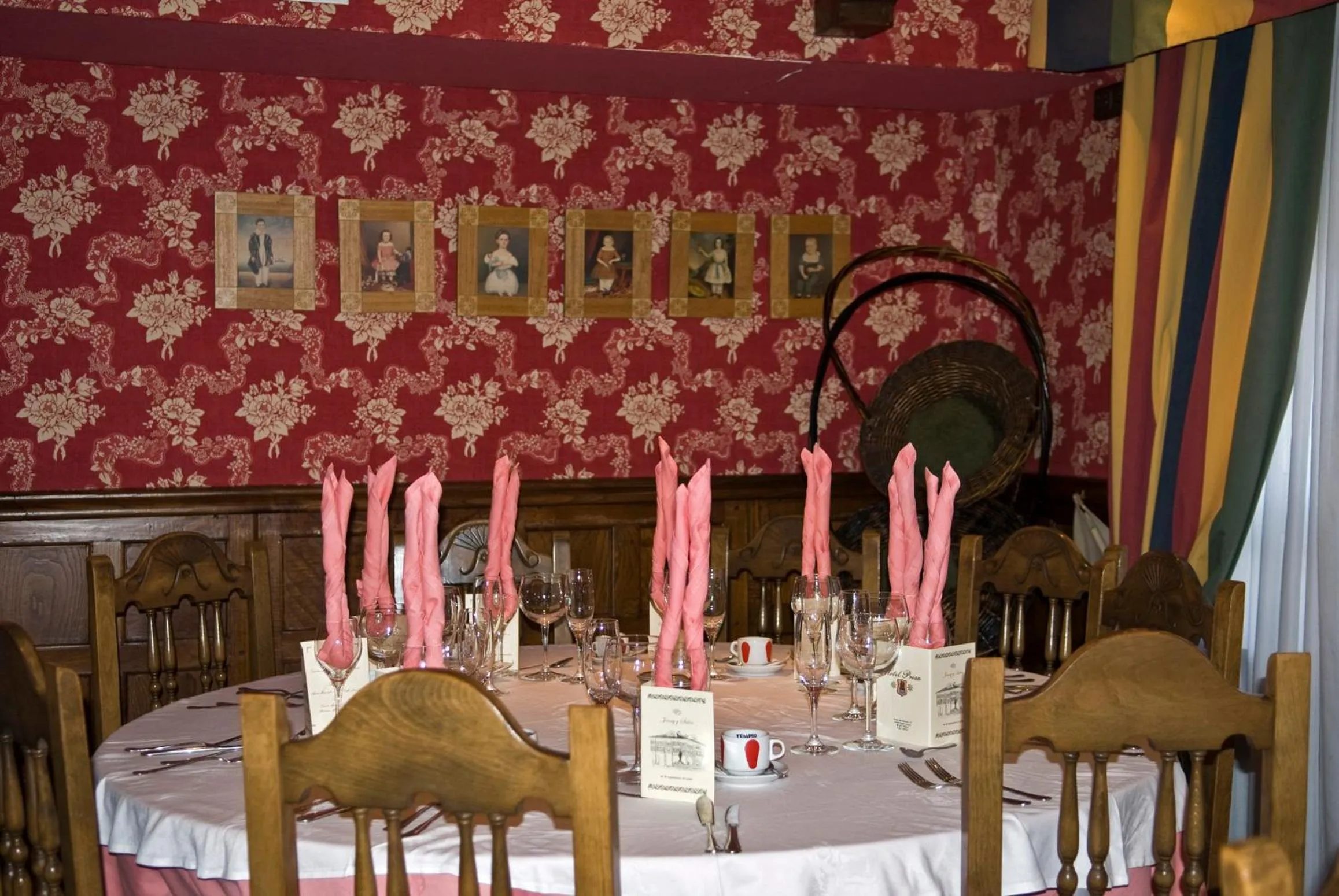 Restaurant/places to eat in Hotel Presa