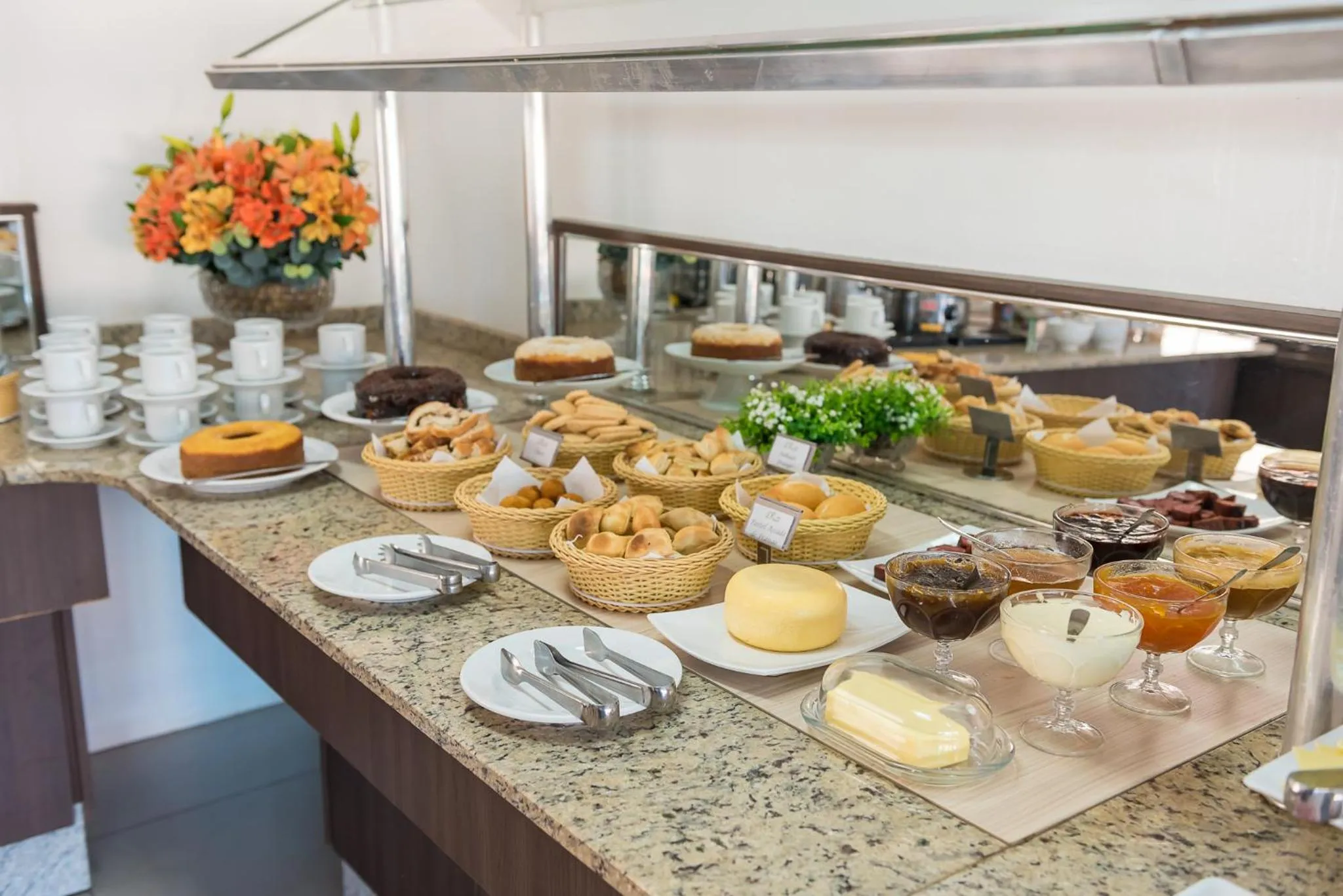 Buffet breakfast in Hotel D'Nápoles