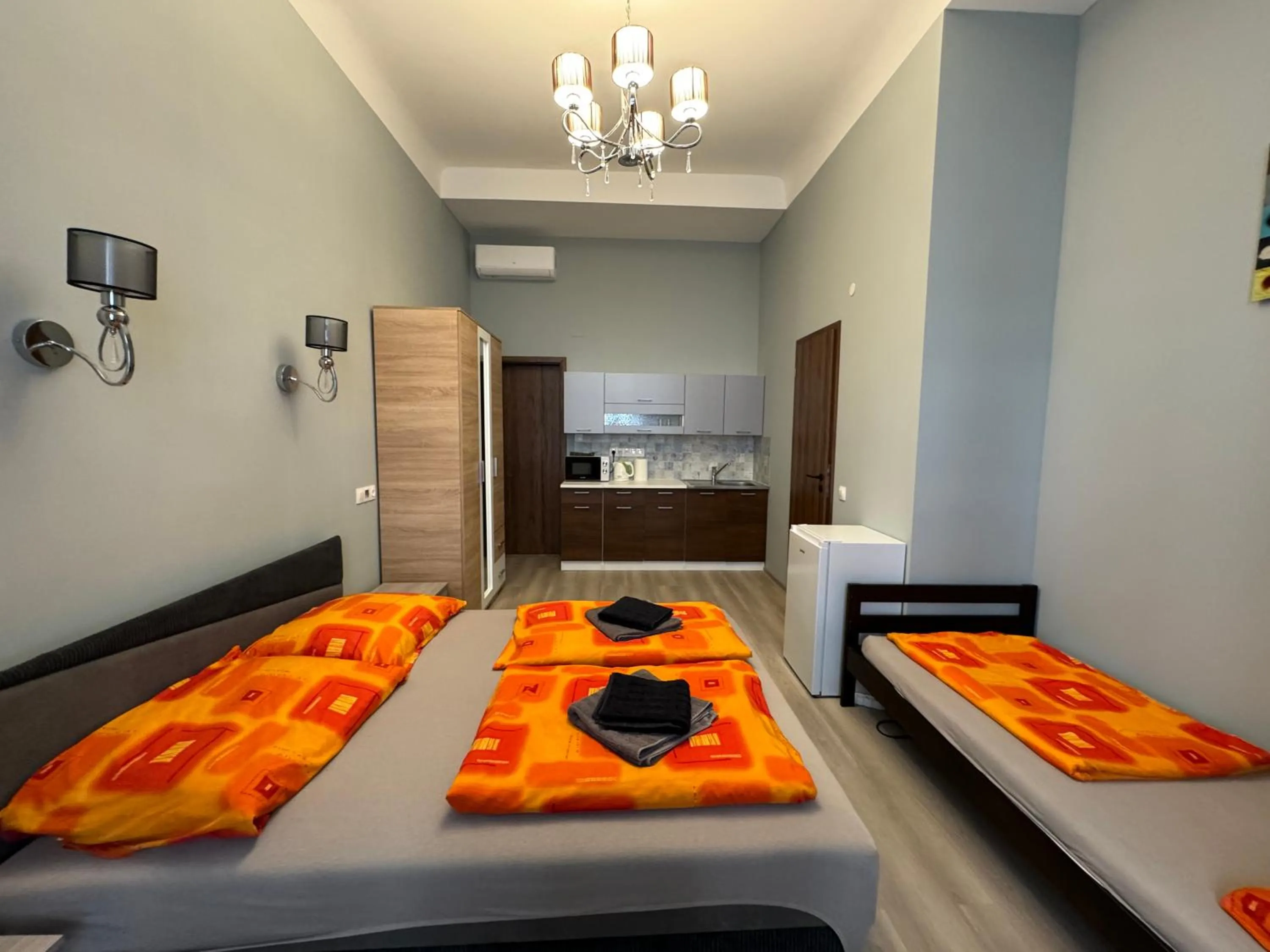 Kitchen or kitchenette, Bed in Boomerang Hostel