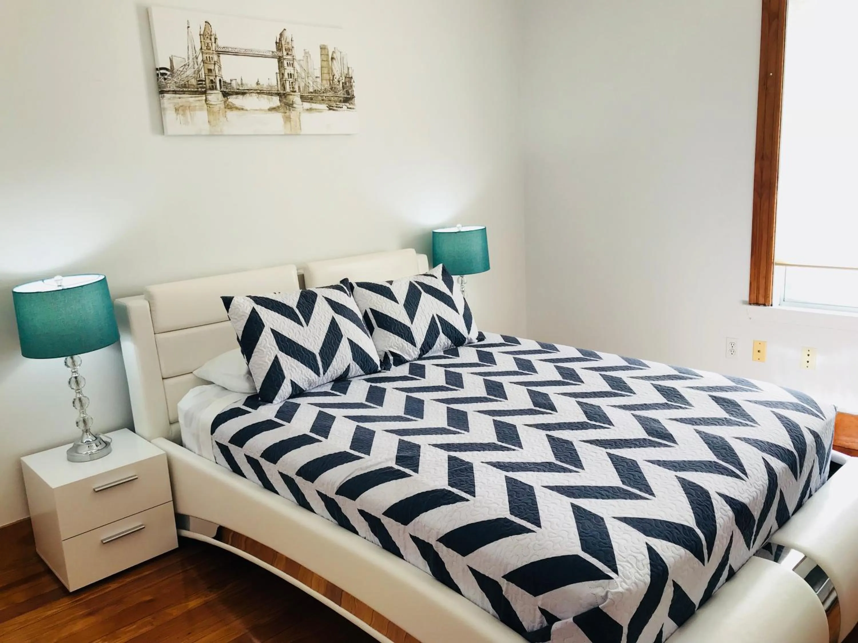 Photo of the whole room, Bed in Boston Lodge and Suites