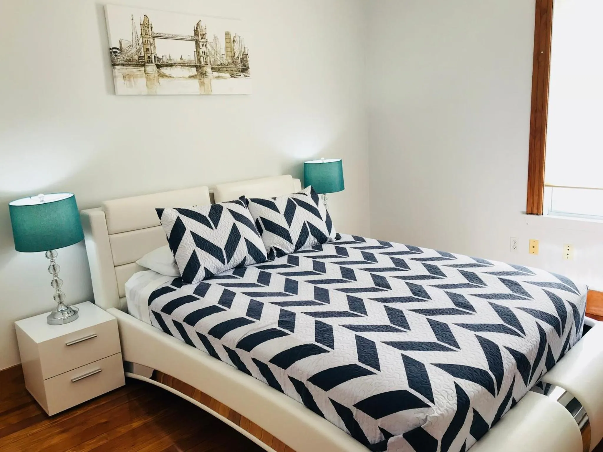 Bed in Boston Lodge and Suites