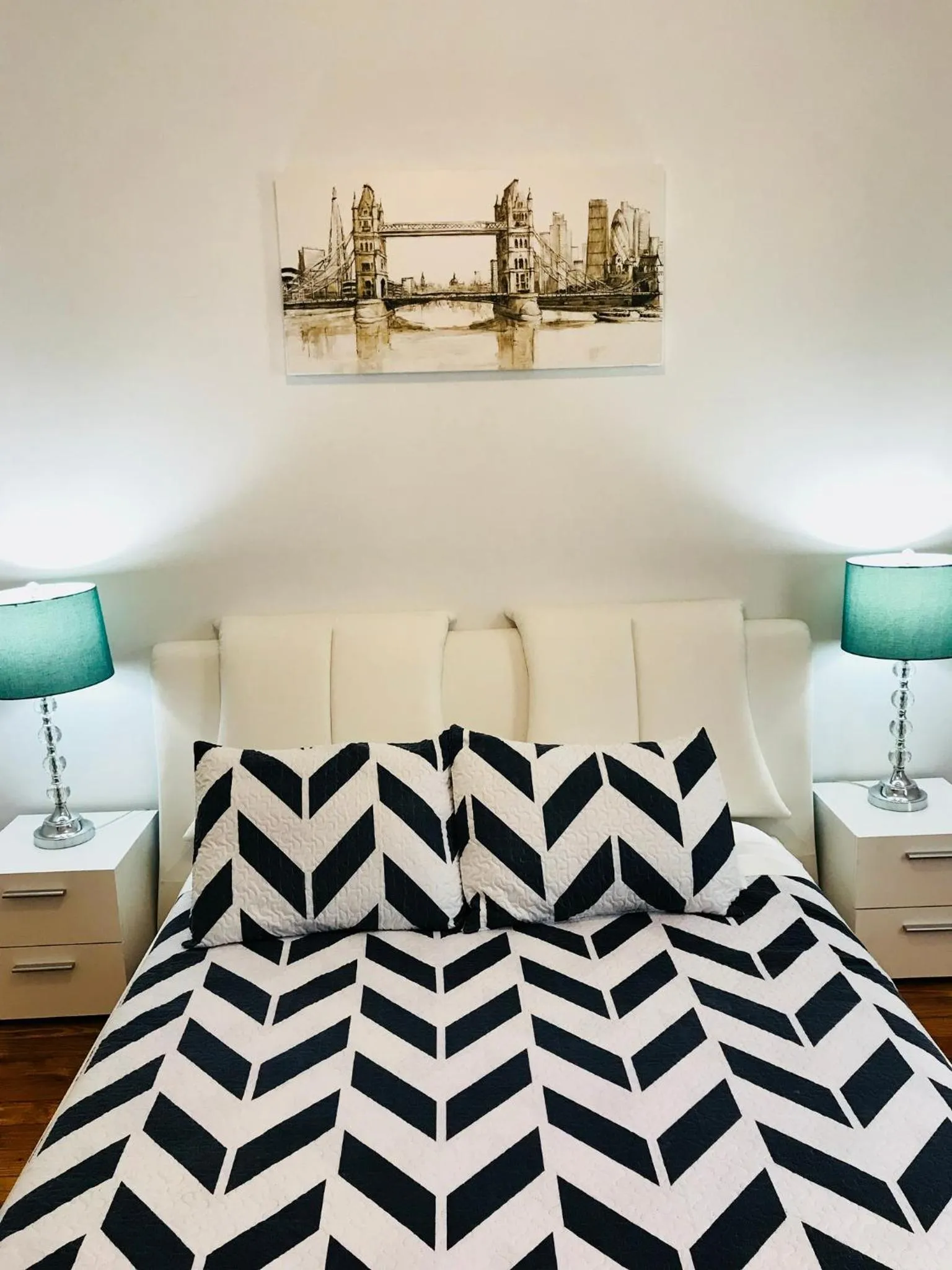 Bed in Boston Lodge and Suites