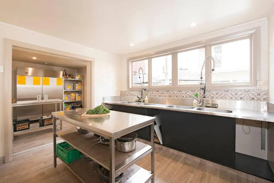 Communal kitchen in Bridge Backpackers