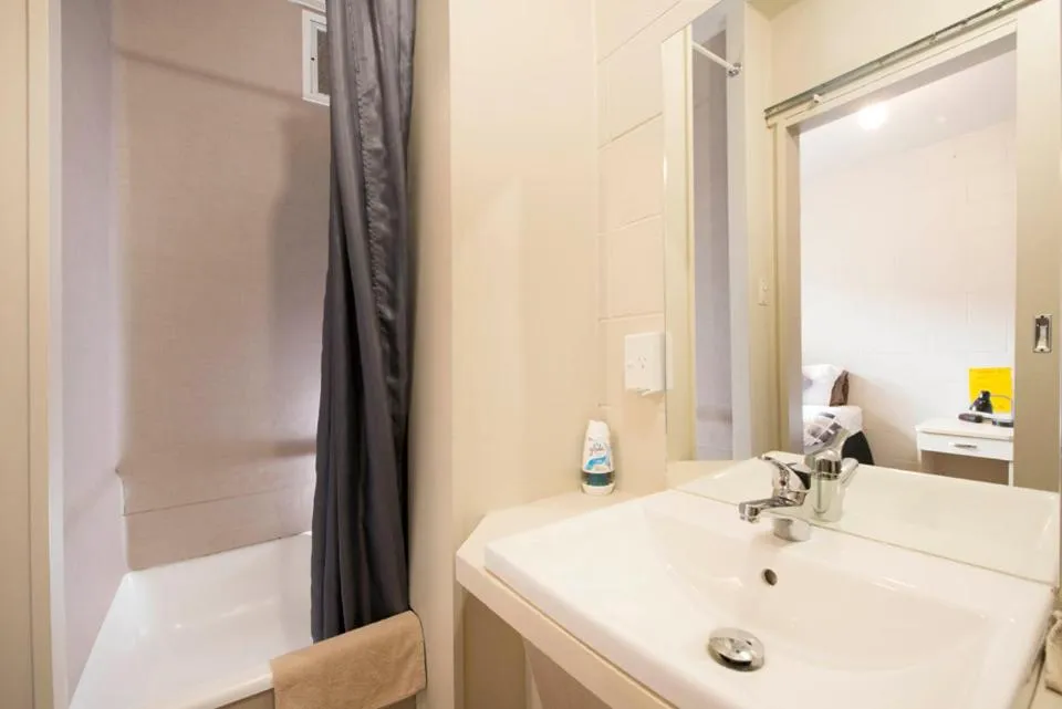 Bathroom in Bridge Backpackers