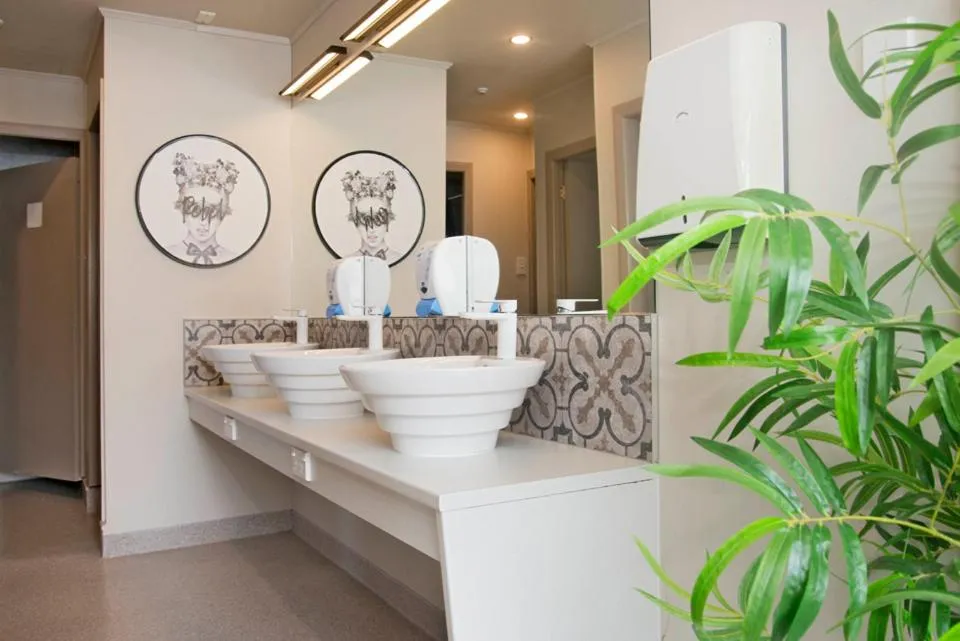 Bathroom in Bridge Backpackers