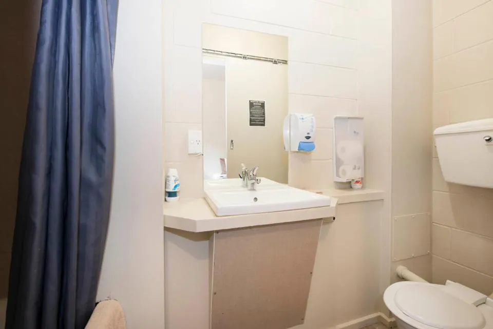 Bathroom in Bridge Backpackers