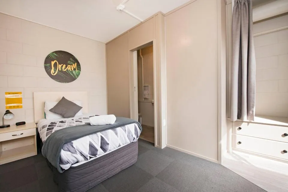 Photo of the whole room, Bed in Bridge Backpackers