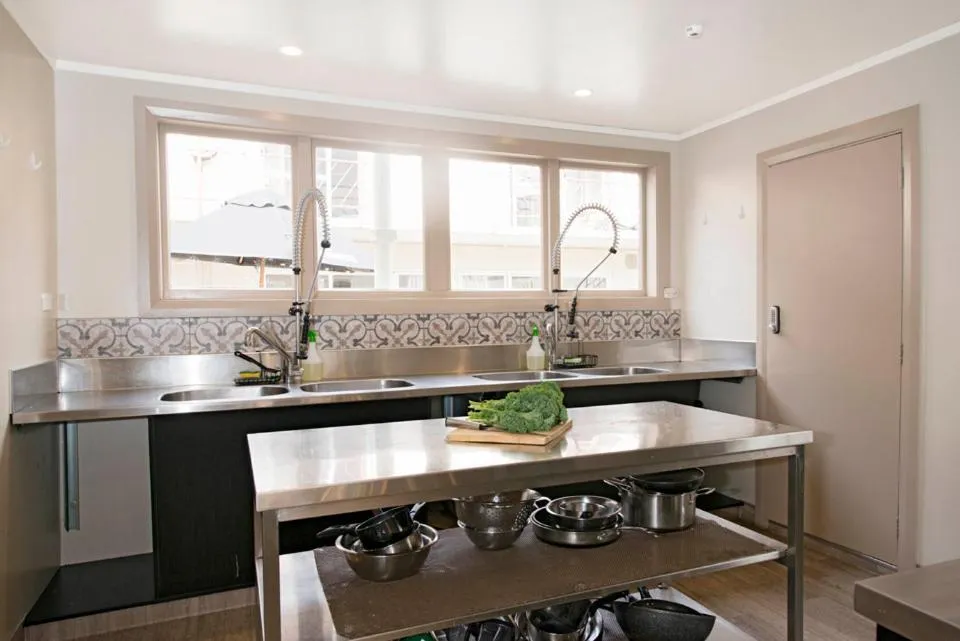 Communal kitchen in Bridge Backpackers