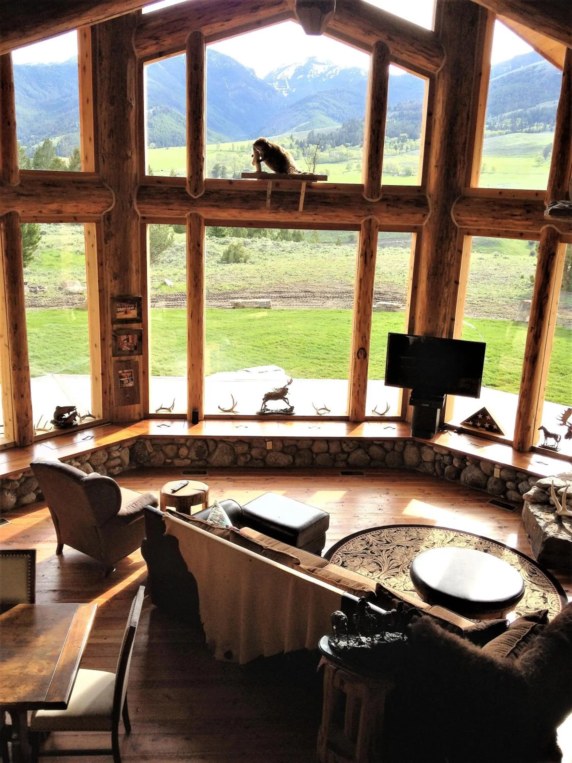 Property building in McDonald's Ranch Lodge