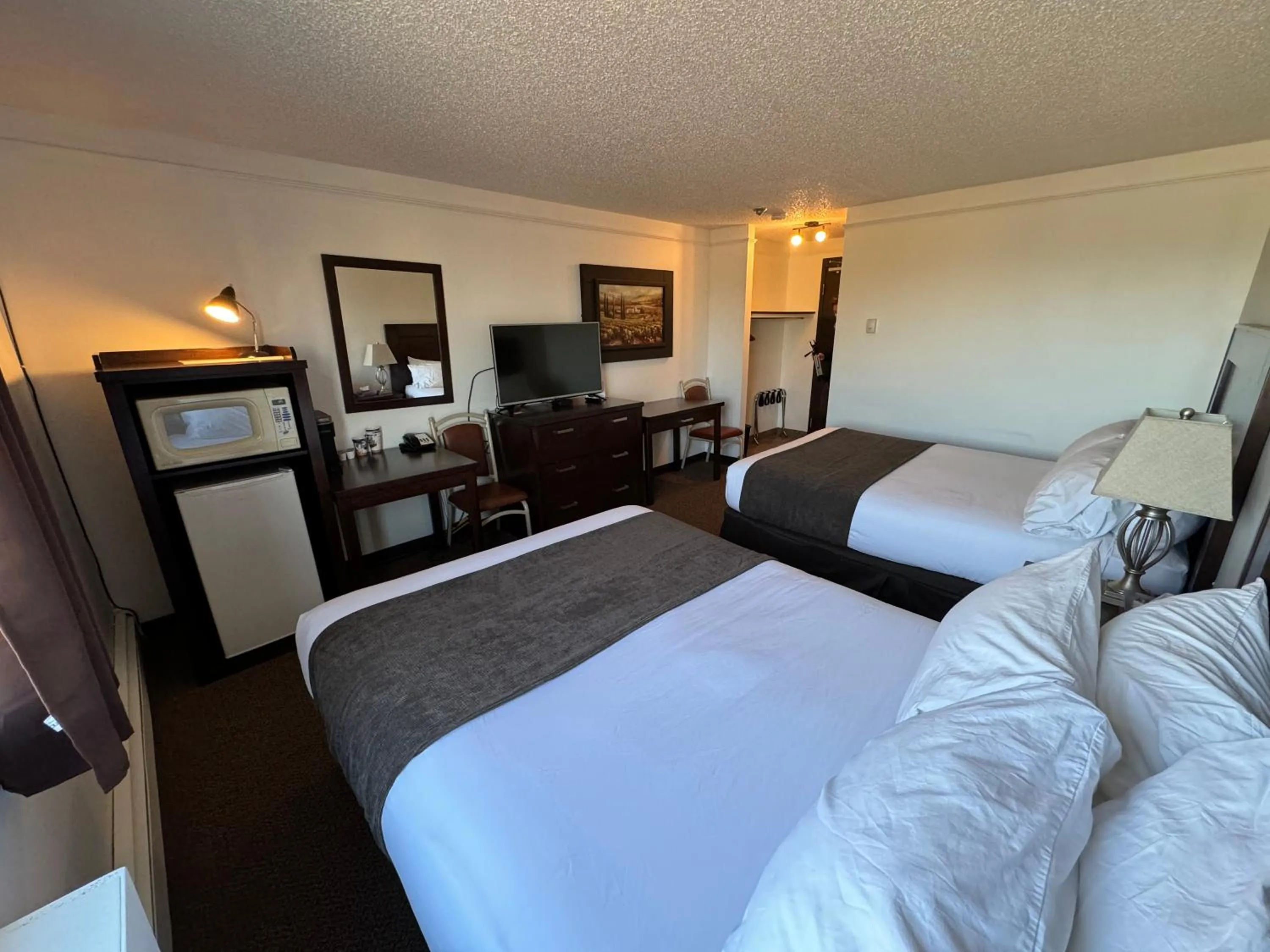 Bedroom, Bed in River Inn